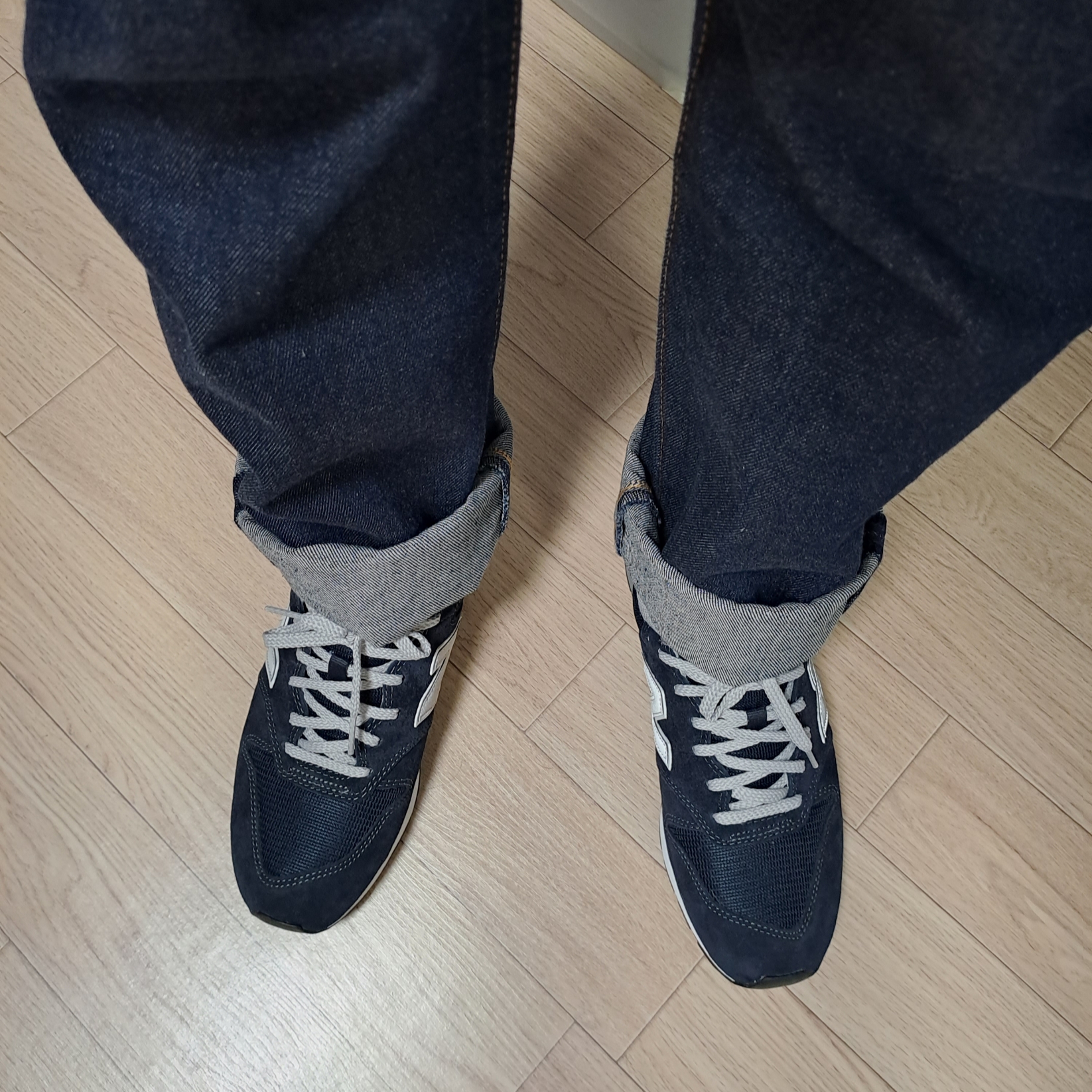 New Balance 996 Navy Silver 착용 스타일 - 2