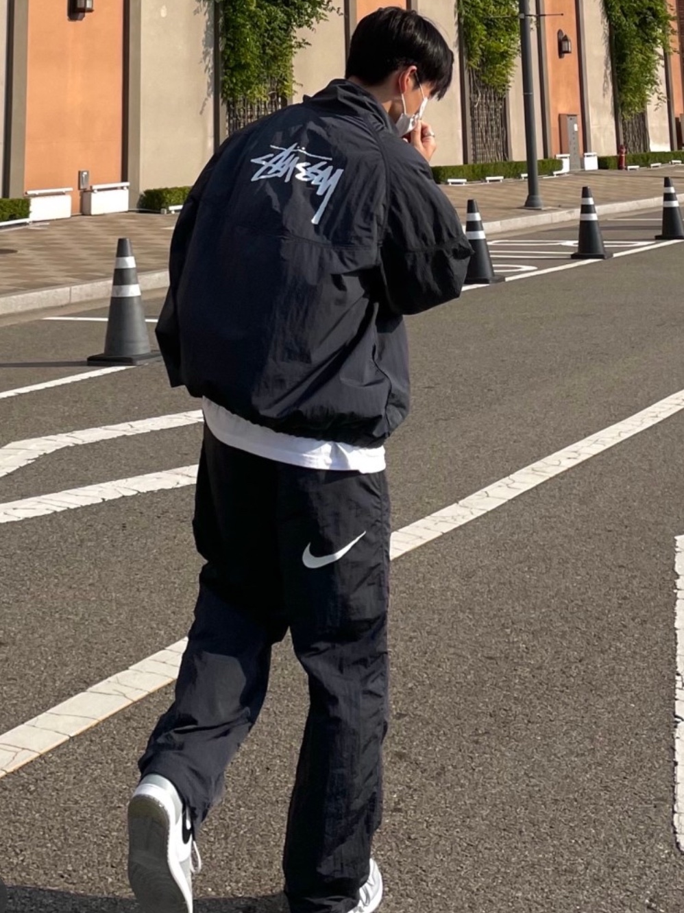 Nike x Stussy Windrunner Jacket Off Noir 착용 스타일 - 3