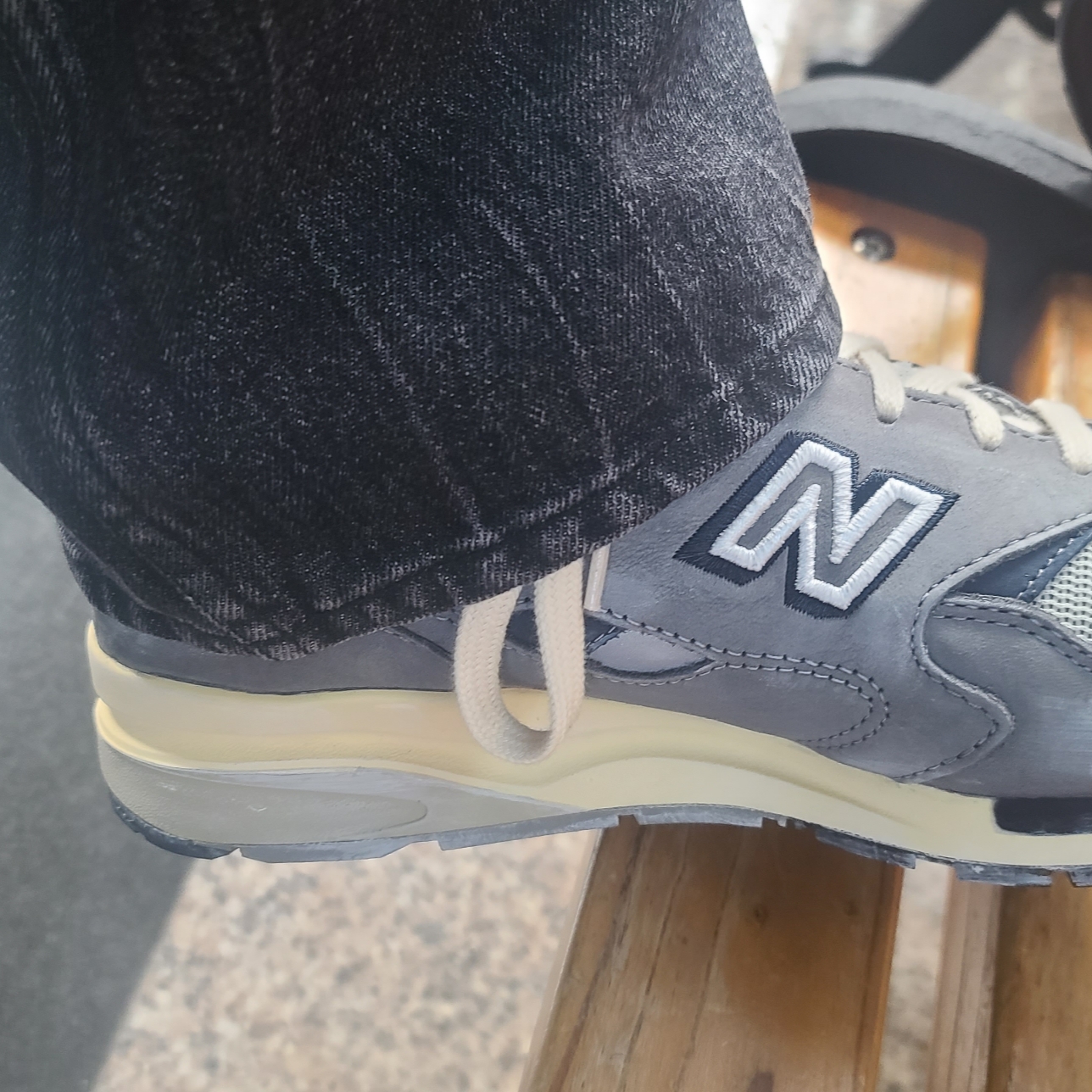 New Balance 1600 Premium Vintage Grey 착용 스타일 - 2