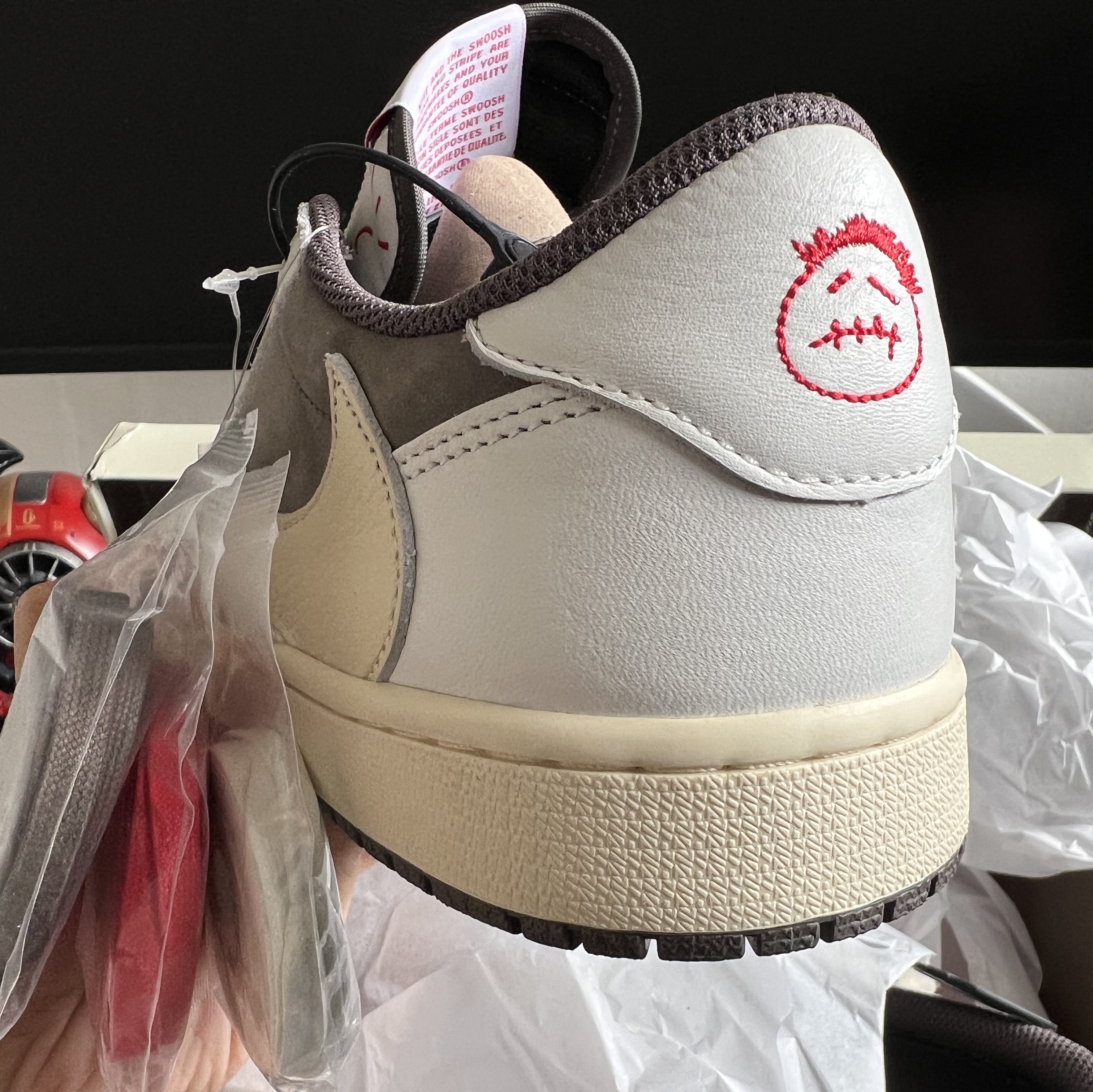 Jordan 1 x Travis Scott Retro Low OG SP Sail and Ridgerock 착용 스타일 - 3