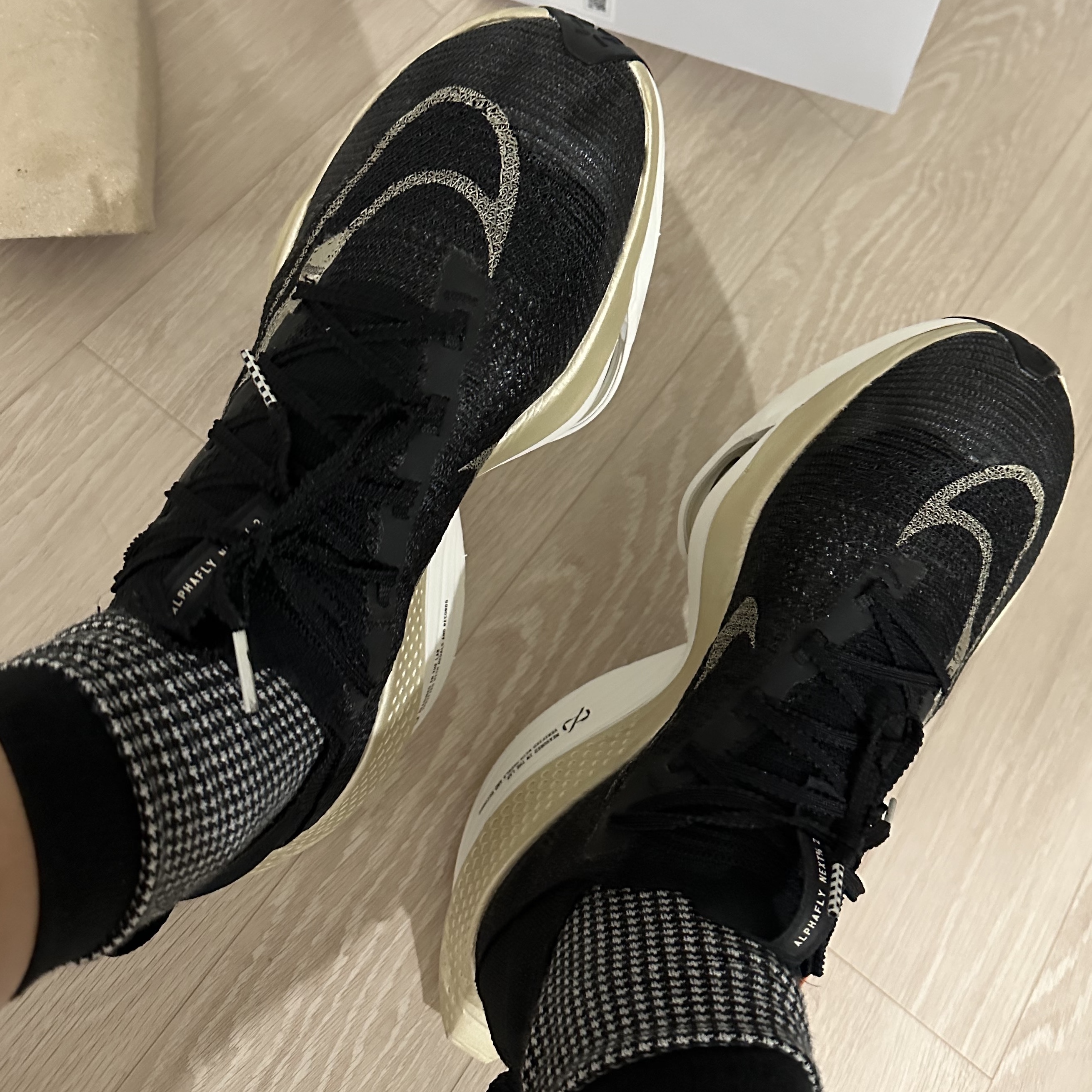 Nike Air Zoom Alphafly Next% 2 Black Metallic Gold Grain 착용 스타일