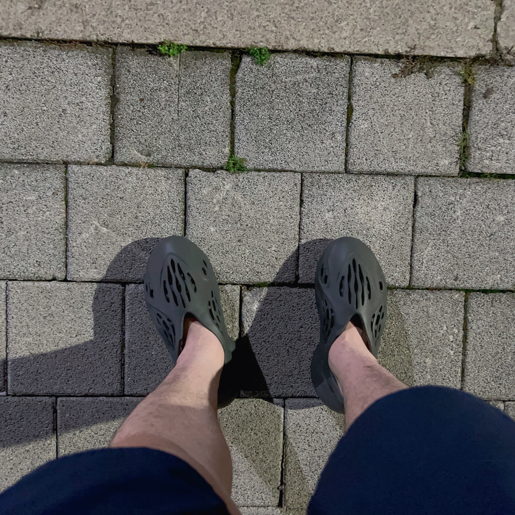 Adidas Yeezy Foam RNNR Carbon 착용 스타일