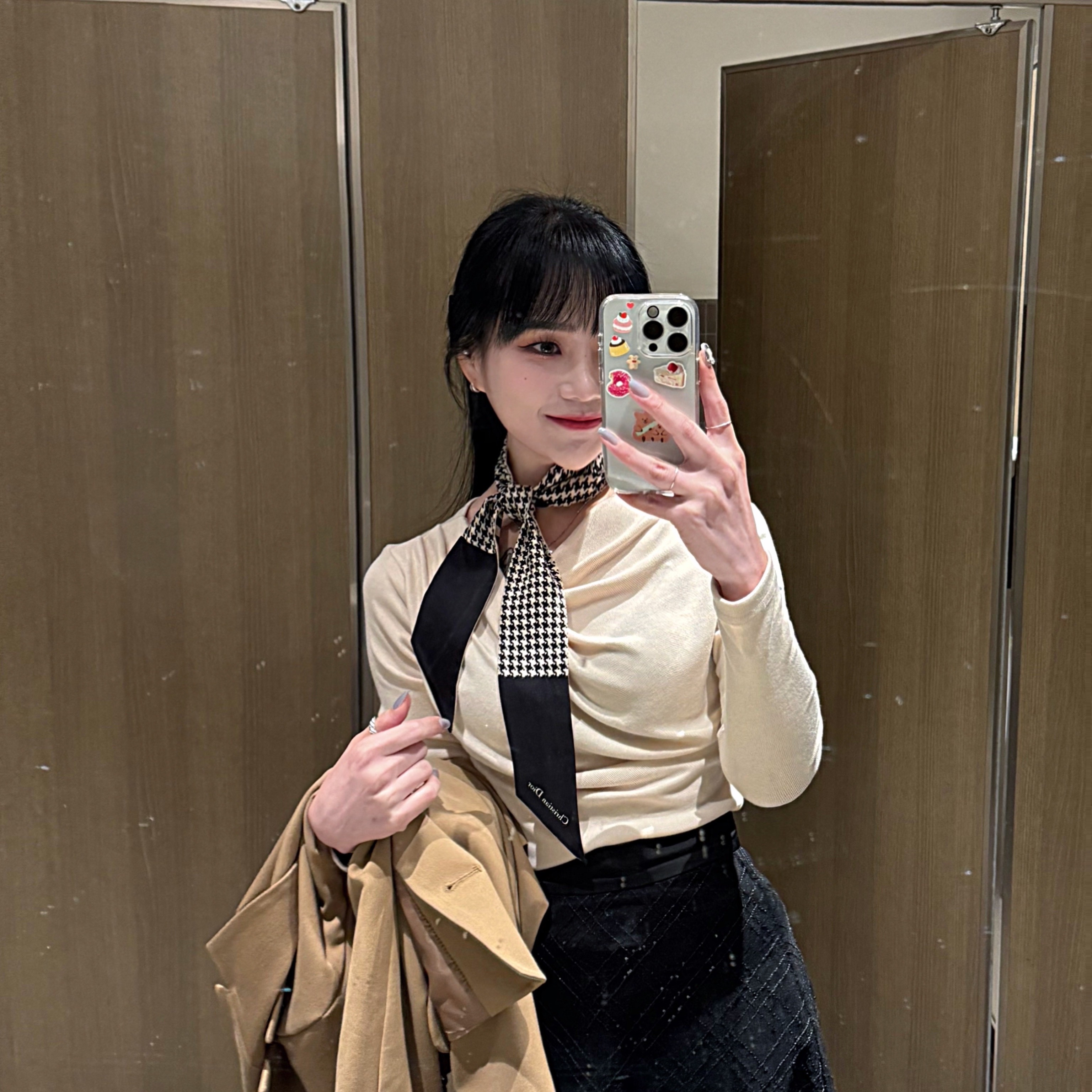 (W) Dior 30 Montaigne Mitzah Scarf Silk Twill Black White, Gucci Padlock Small GG Shoulder Bag Beige Ebony Black 착용 스타일 - 1