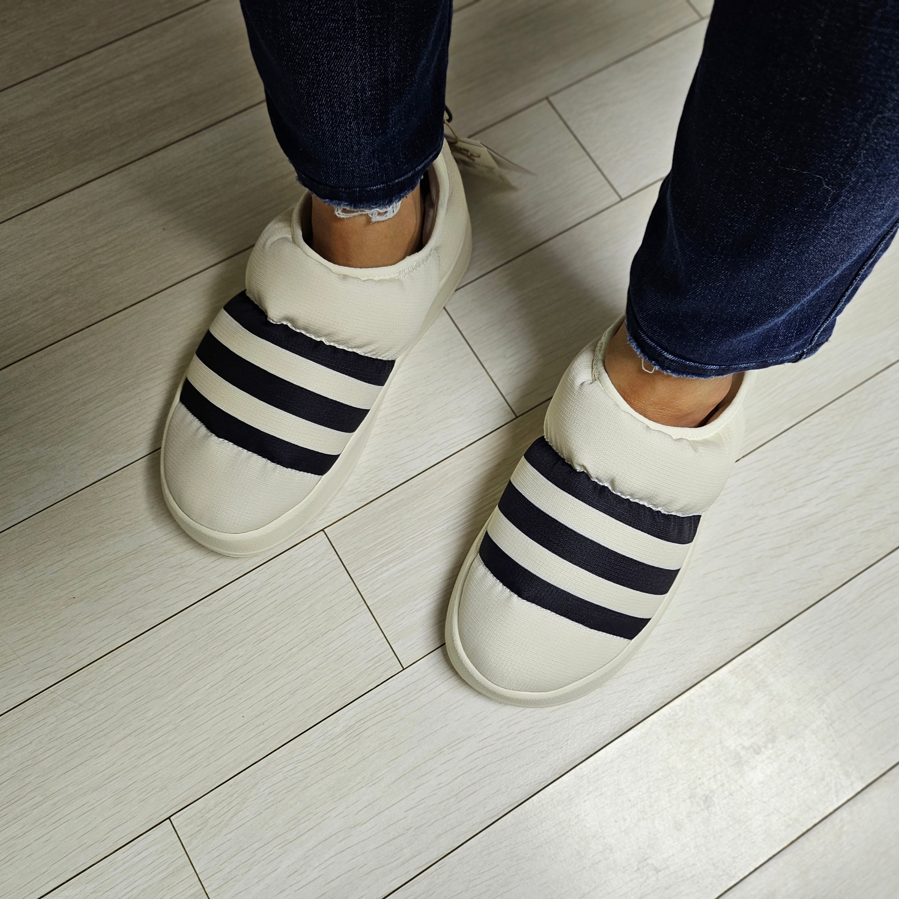 Adidas Puffylette Off White 착용 스타일 - 2