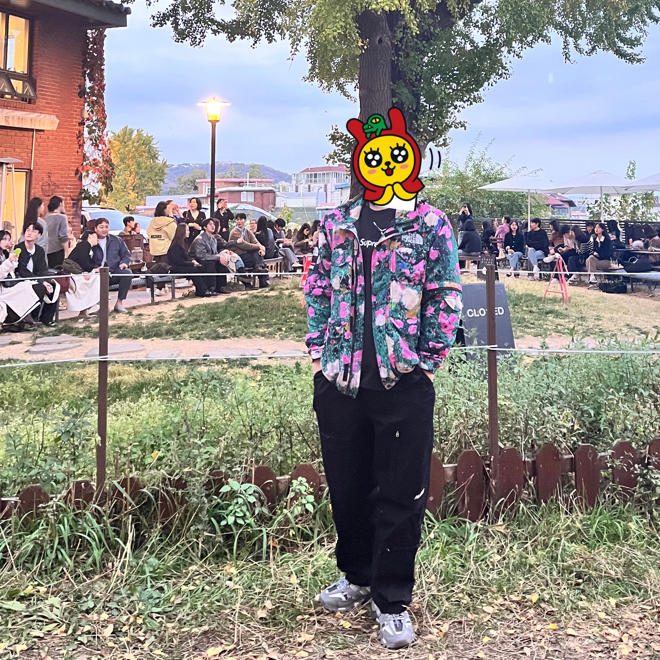 Supreme x The North Face Trekking Convertible Jacket Flowers - 22SS, Supreme Box Logo L/S T-Shirt Black - 20FW 착용 스타일