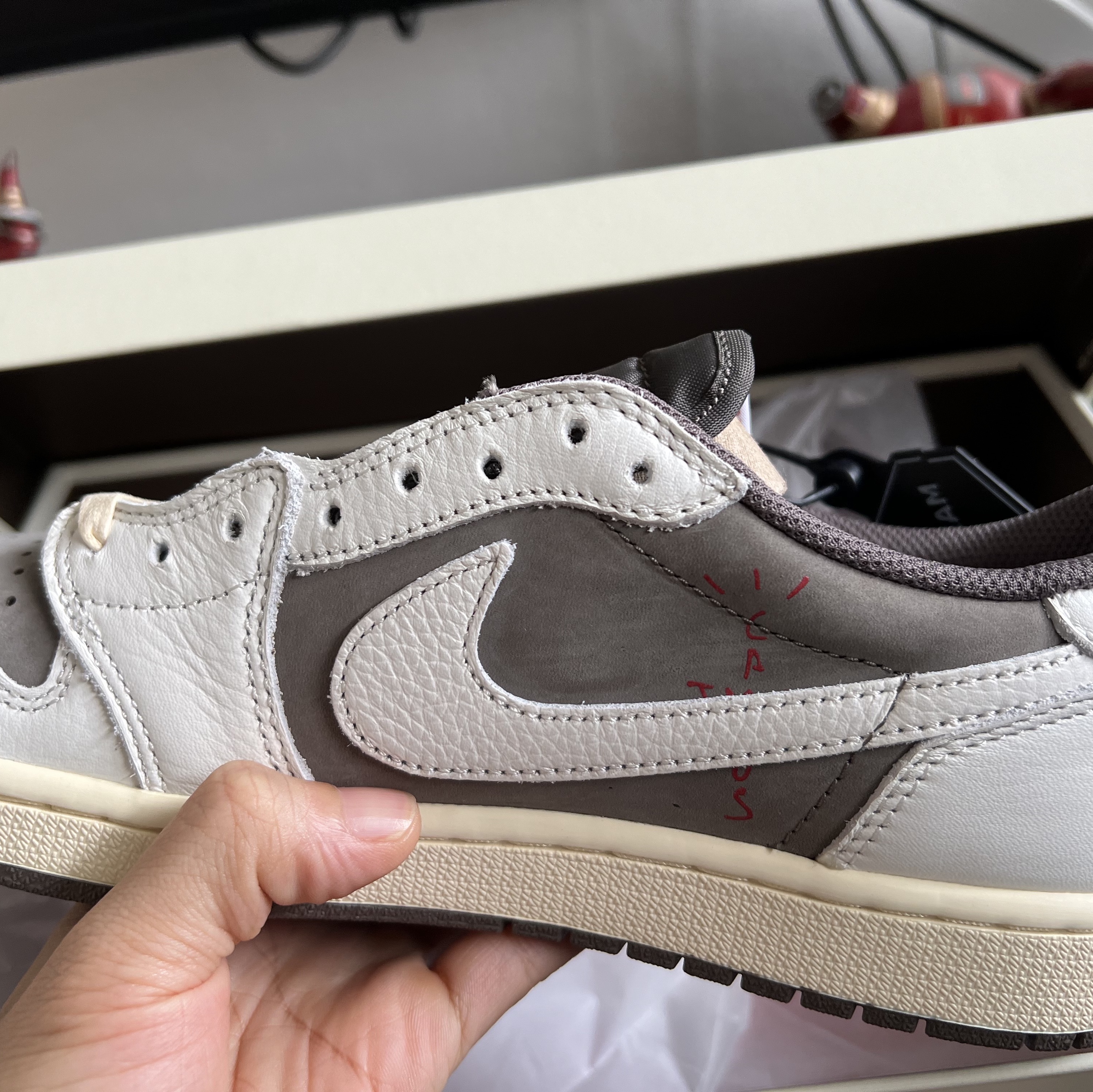 Jordan 1 x Travis Scott Retro Low OG SP Sail and Ridgerock 착용 스타일 - 4