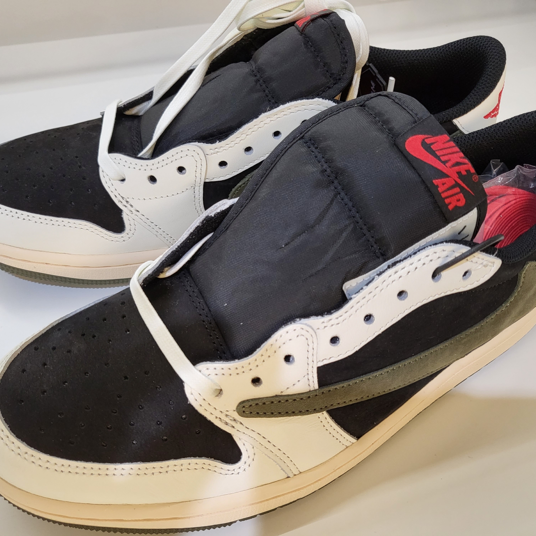 (W) Jordan 1 x Travis Scott Retro Low OG SP Medium Olive, Jordan 1 x Travis Scott Retro Low OG SP Sail and Ridgerock 착용 스타일 - 1