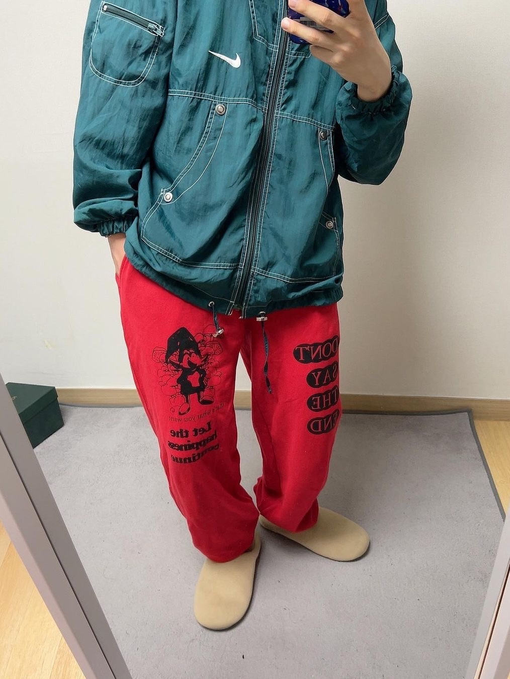 Mosquito Murderers Don't Say The End That's What You Want Sweatpants Red, Mosquito Murderers Don't Say The End That's What You Want Sweatpants Gray 착용 스타일