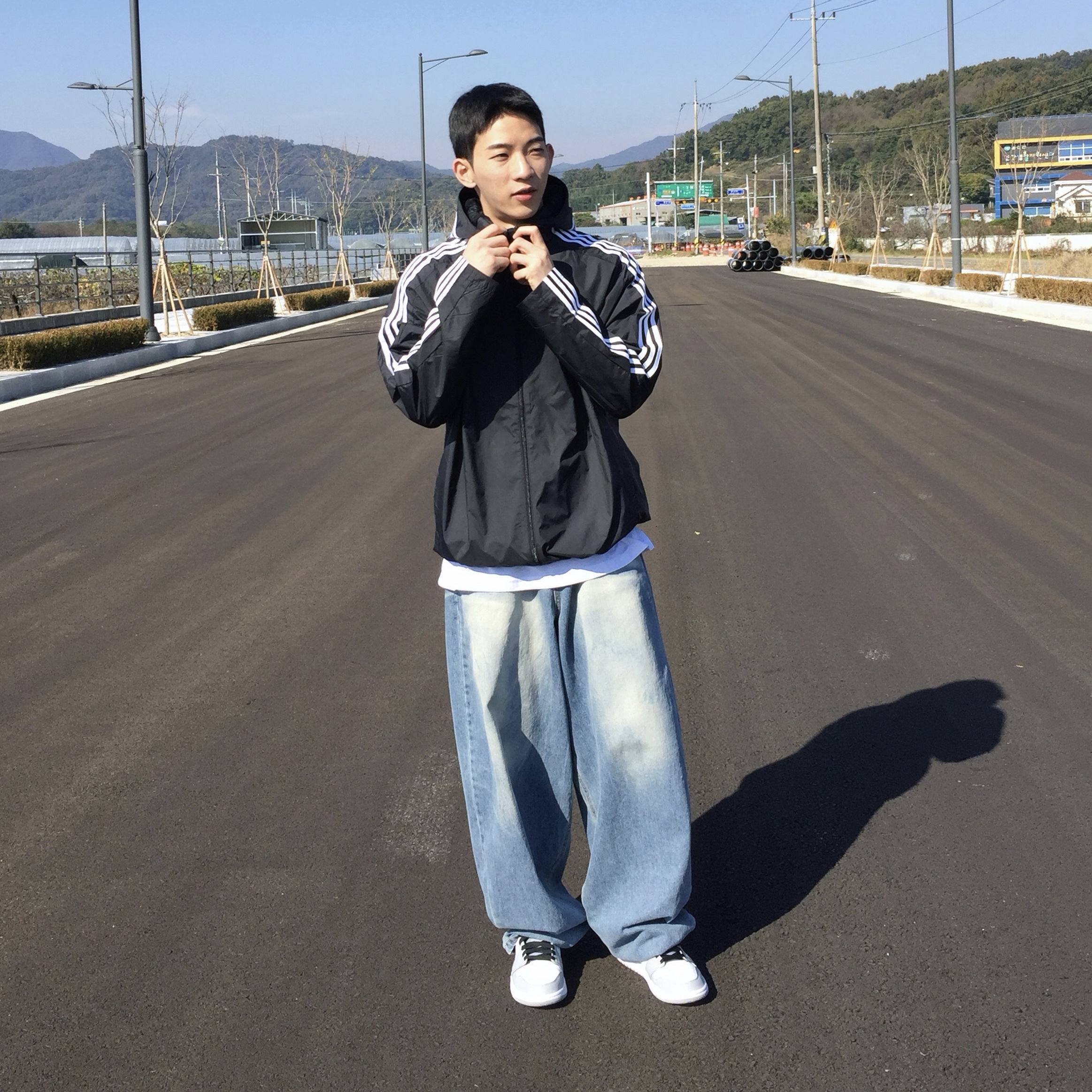 Jordan 1 Mid Light Smoke Grey, Adidas Essential 3S Woven Windbreaker Jacket Black - KR Sizing 착용 스타일 - 2
