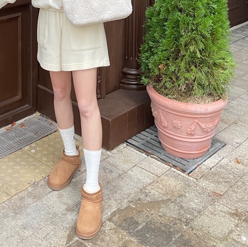 (W) UGG Classic Ultra Mini Boots Chestnut 착용 스타일 - 1