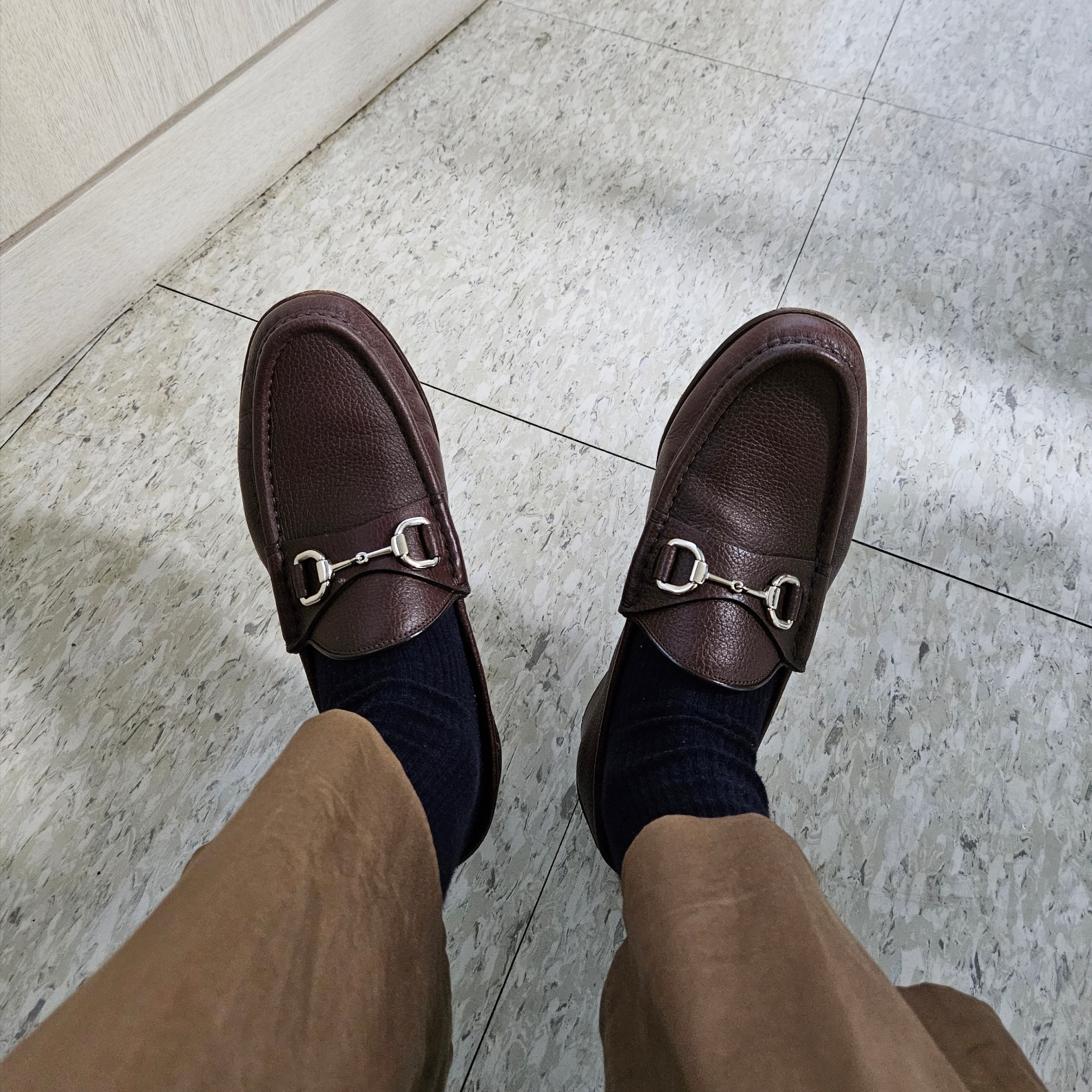 Gucci Loafer with Horsebit Brown Leather, Rolex Submariner 41mm 124060 Black Oyster 착용 스타일 - 4
