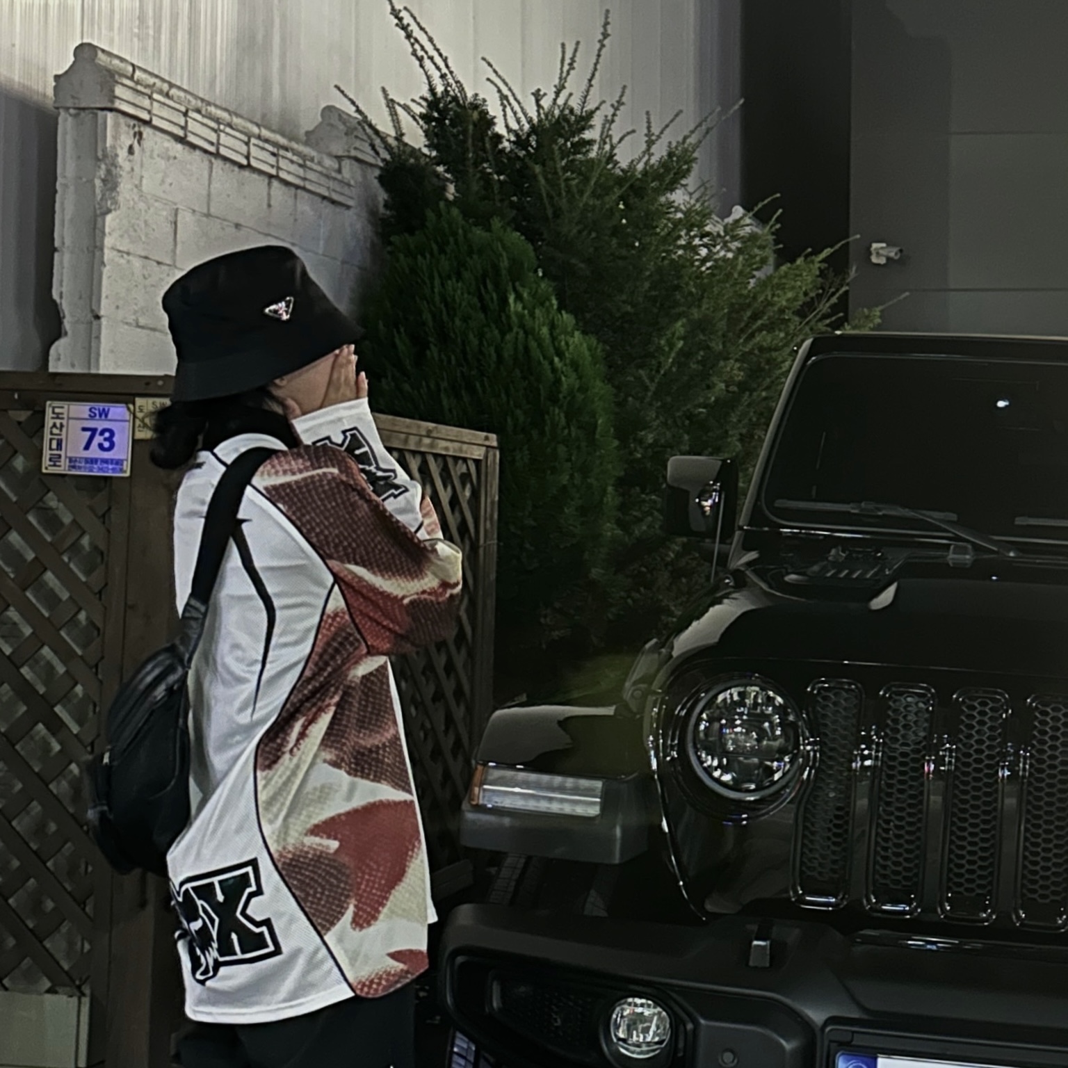 Balenciaga Explorer Beltpack Black, Supreme x Fox Racing Jersey White - 23FW 착용 스타일