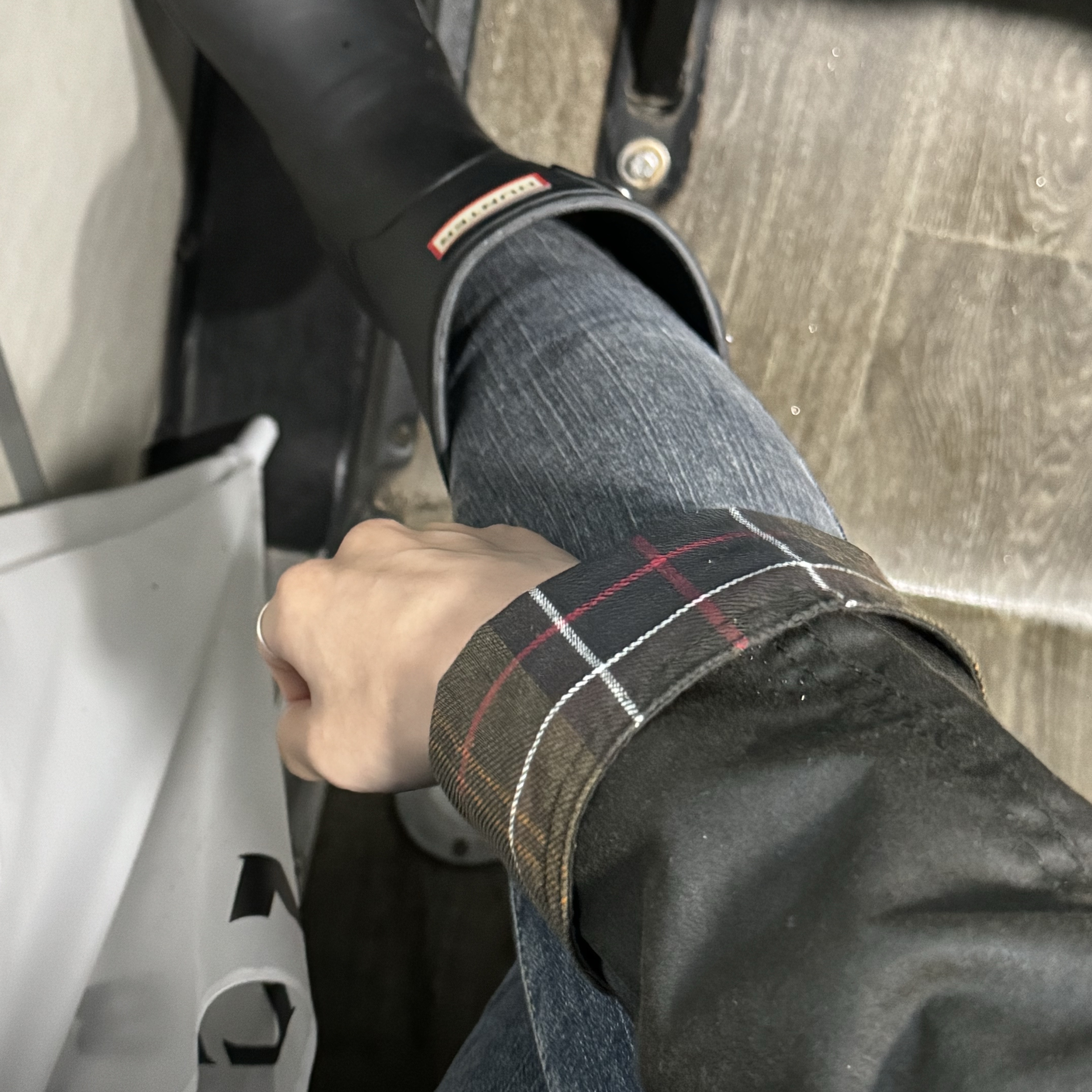 (W) Barbour Beadnell Wax Jacket Sage, (W) Hunter Original Tour Short Boots Black 착용 스타일 - 2