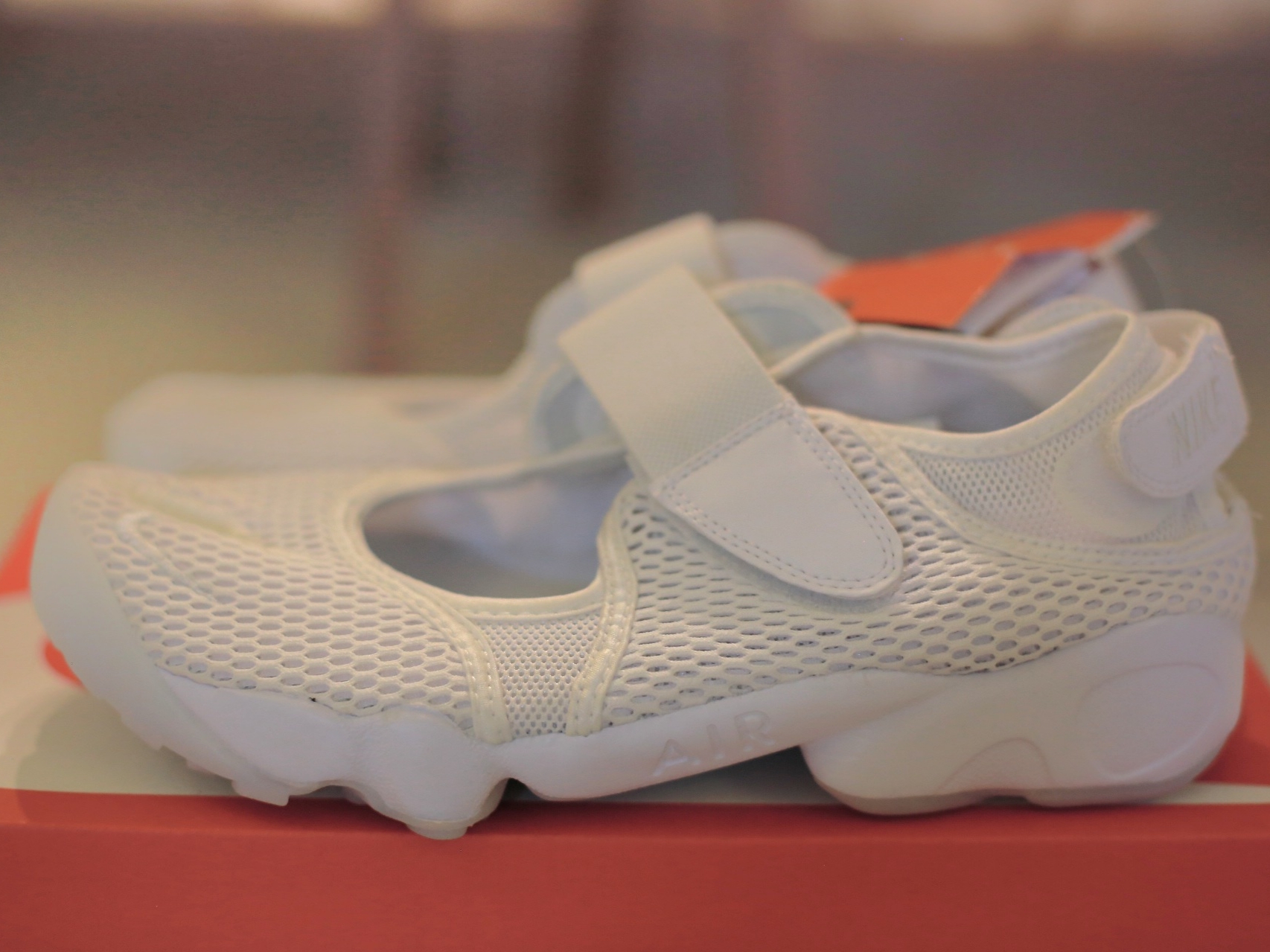 (W) Nike Air Rift Breathe White Pure Platinum 착용 스타일 - 1