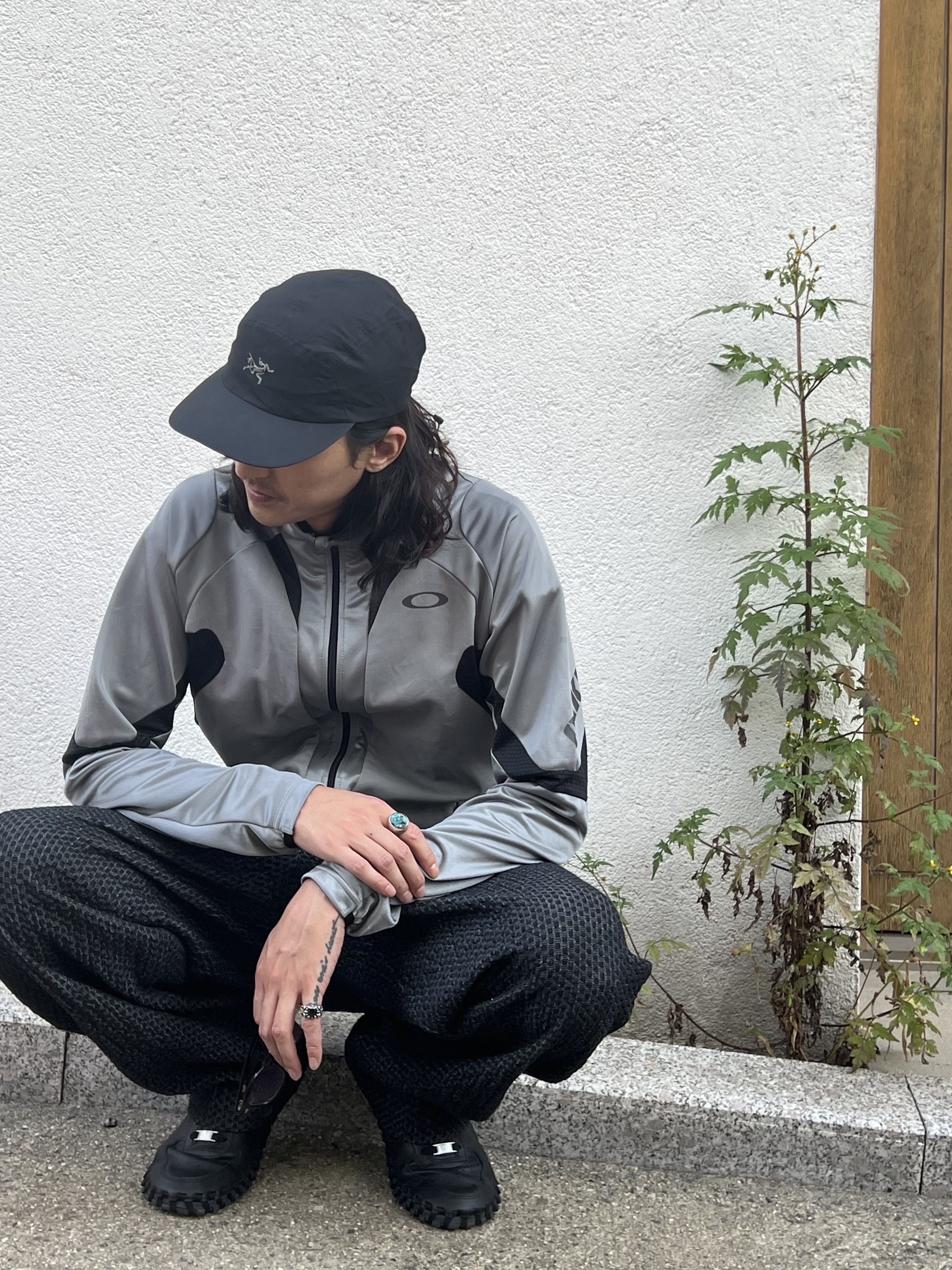 Nike x Jacquemus J Force 1 Low LX SP Black, Arc'teryx Norvan Cap Black 착용 스타일 - 1