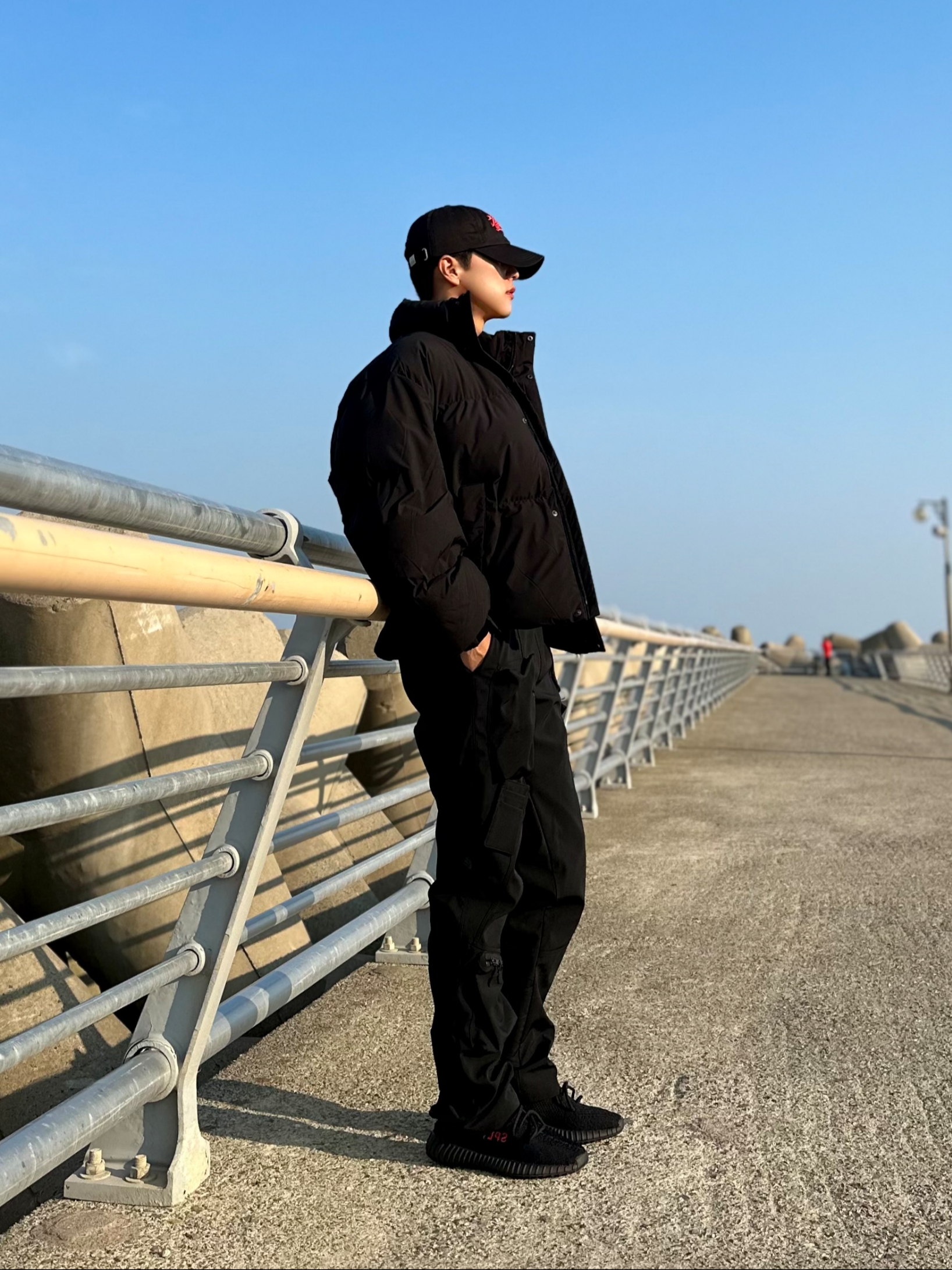 Adidas Yeezy Boost 350 V2 Black Red 2020 착용 스타일 - 3