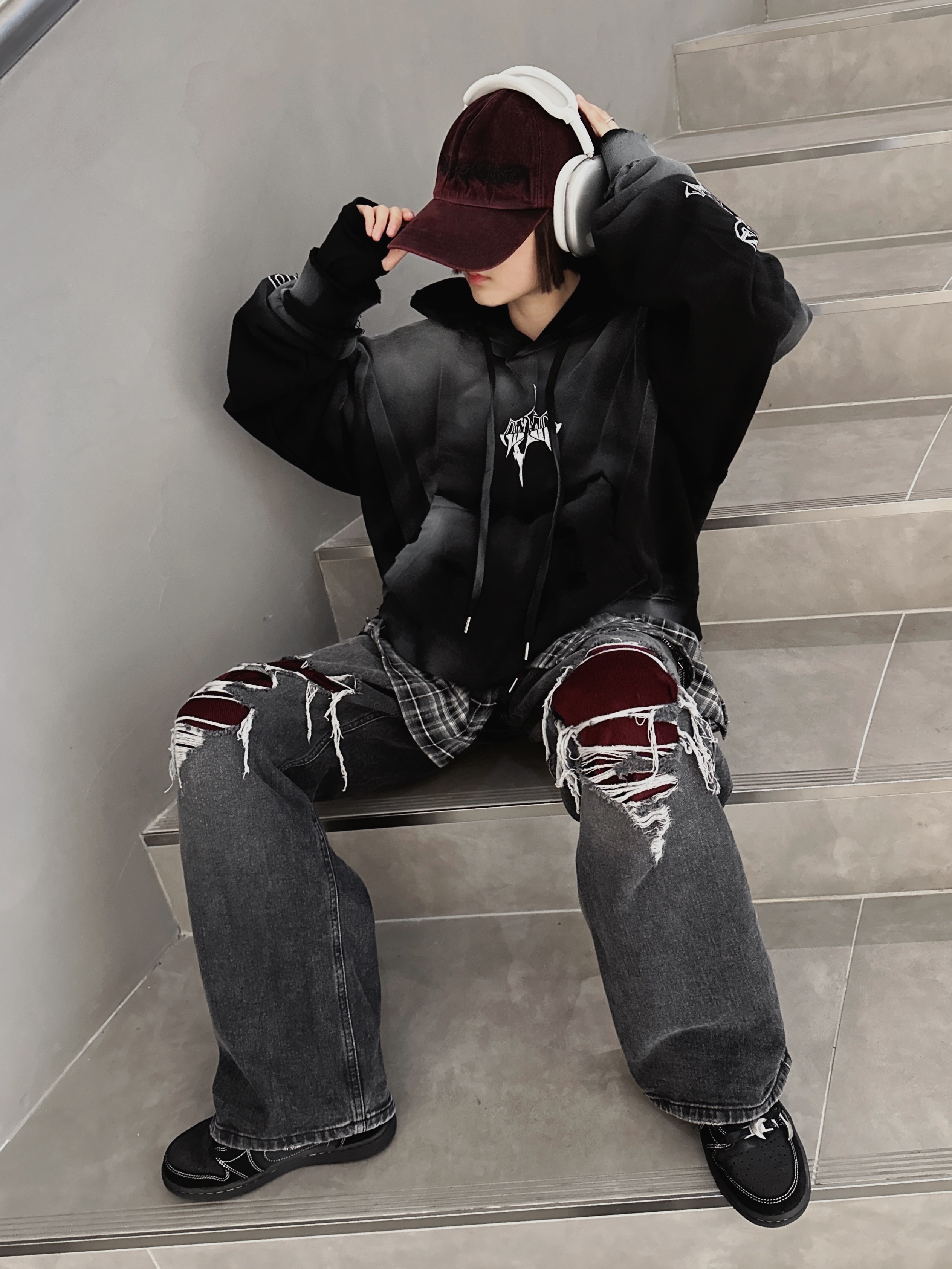BLR Bluer Lives In The Rough Cap Red, Jordan 1 x Travis Scott Retro Low OG SP Black Phantom 착용 스타일 - 1