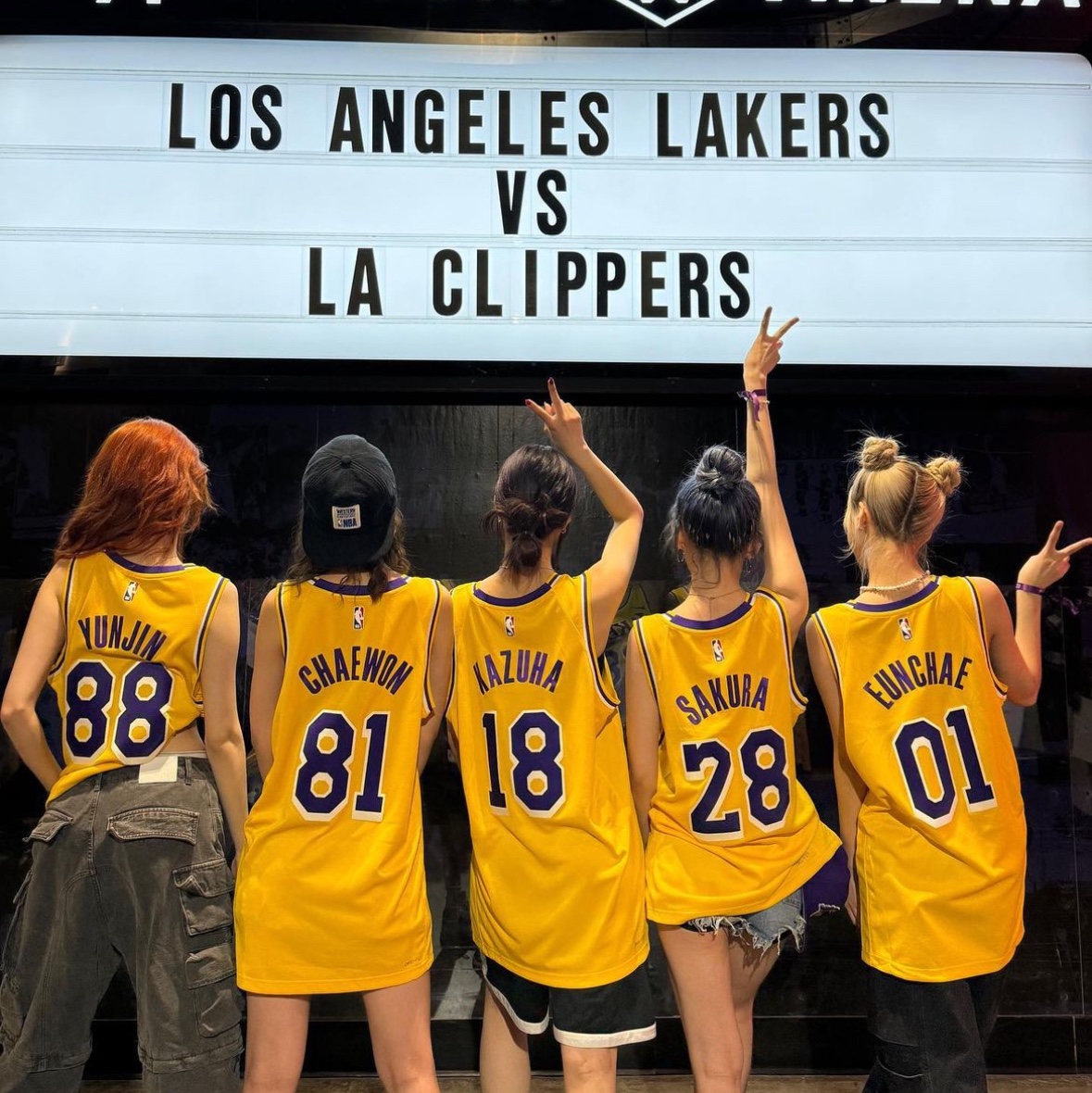 Nike LeBron James LA Lakers Icon Edition Jersey Amarillo 착용 스타일