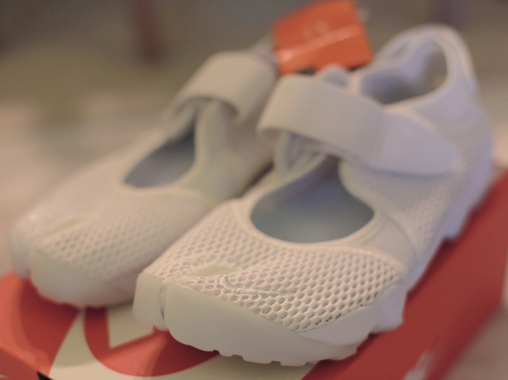 (W) Nike Air Rift Breathe White Pure Platinum 착용 스타일 - 2