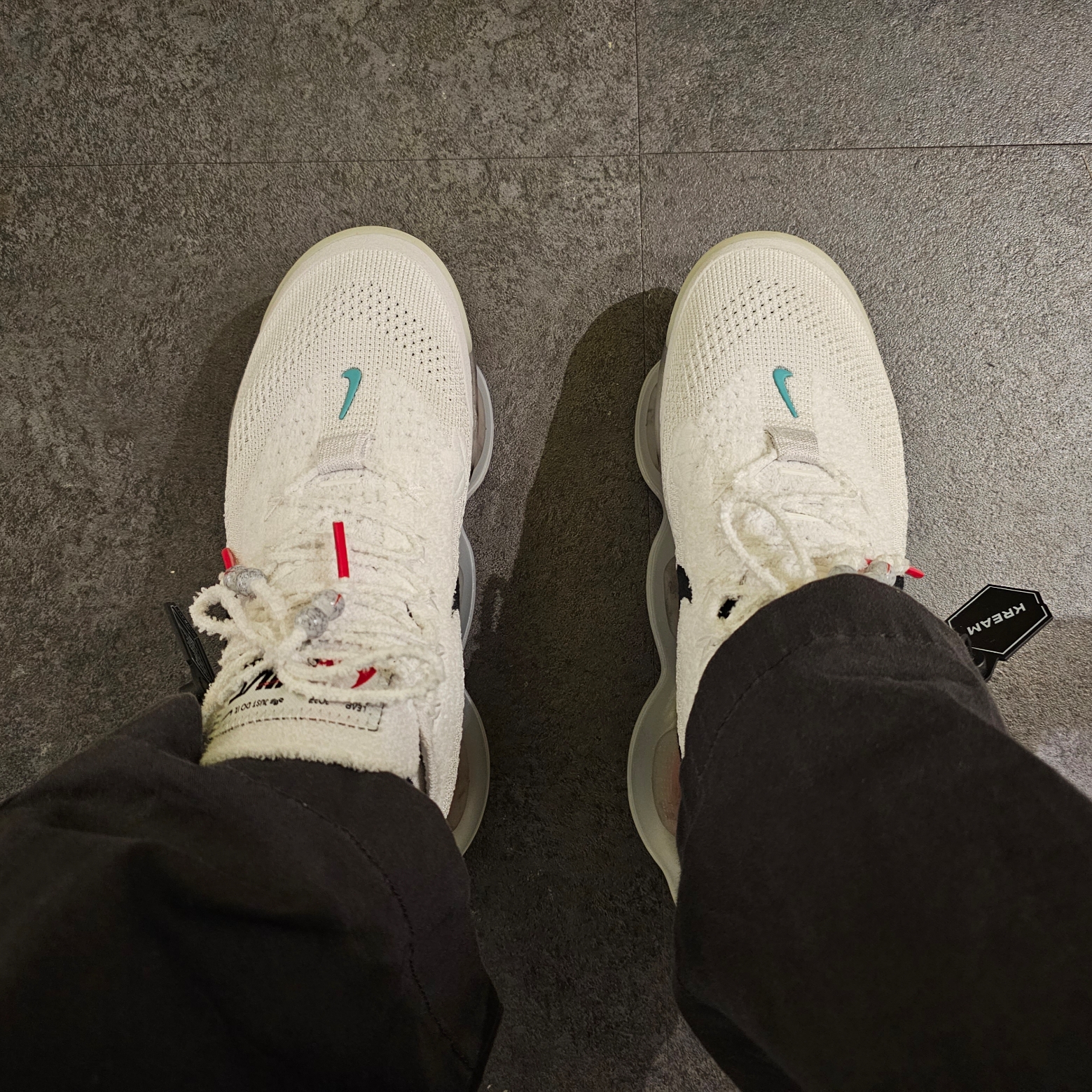 Nike Air Max Scorpion Flyknit Summit White 착용 스타일 - 2