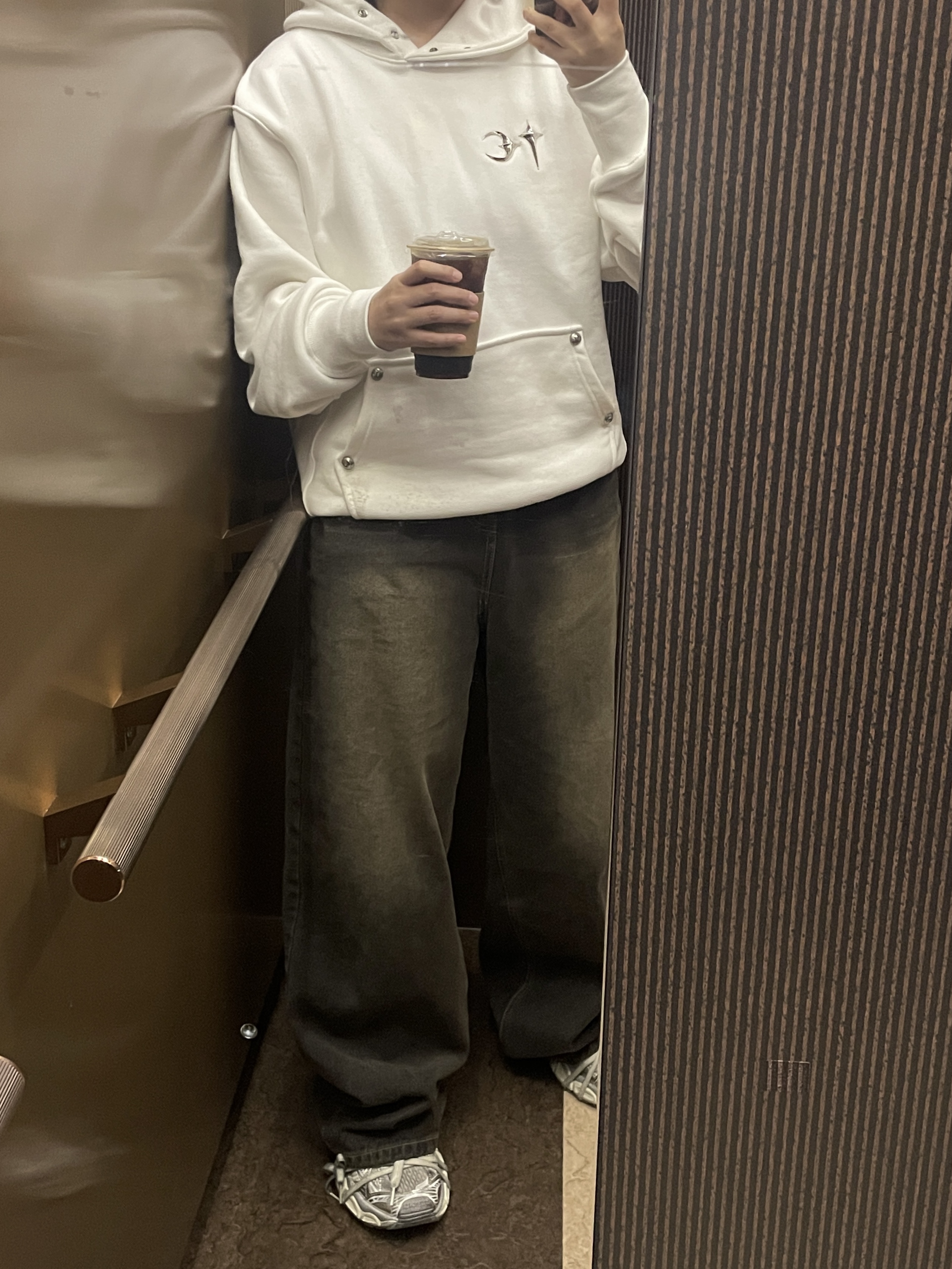 Thug Club Armor Hoodie White, (W) Balenciaga 3XL Sneakers Light Beige 착용 스타일