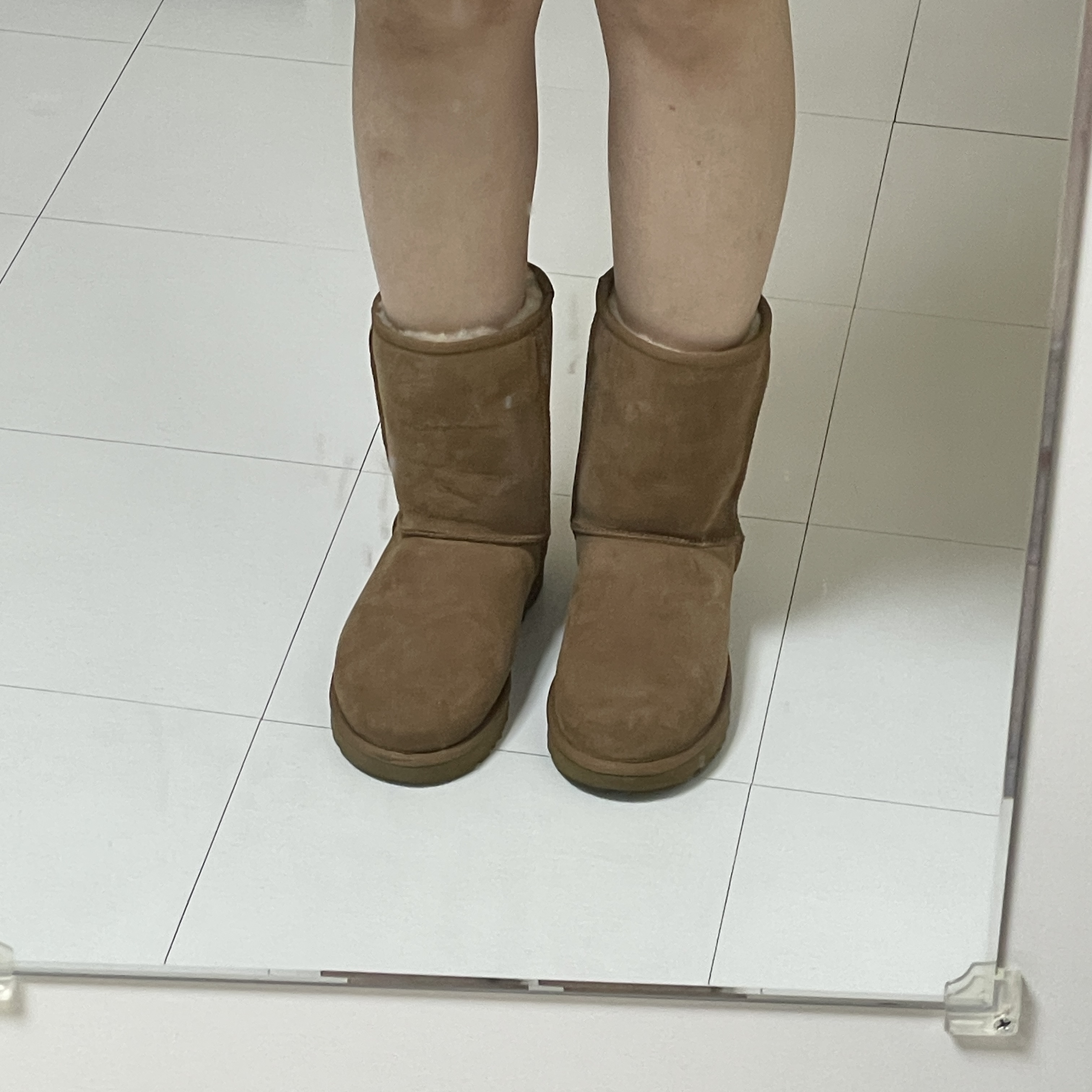 (W) UGG Classic Short II Boots Chestnut 착용 스타일 - 4