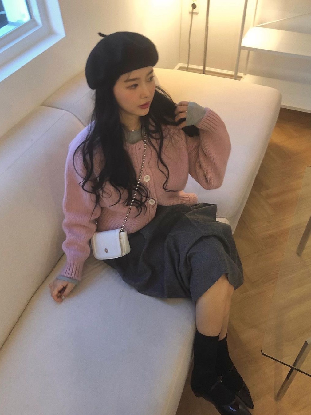 Heeari Women Poppy Chain Mini Bag Ivory, Heeari Women Poppy Chain Mini Bag Pink 착용 스타일