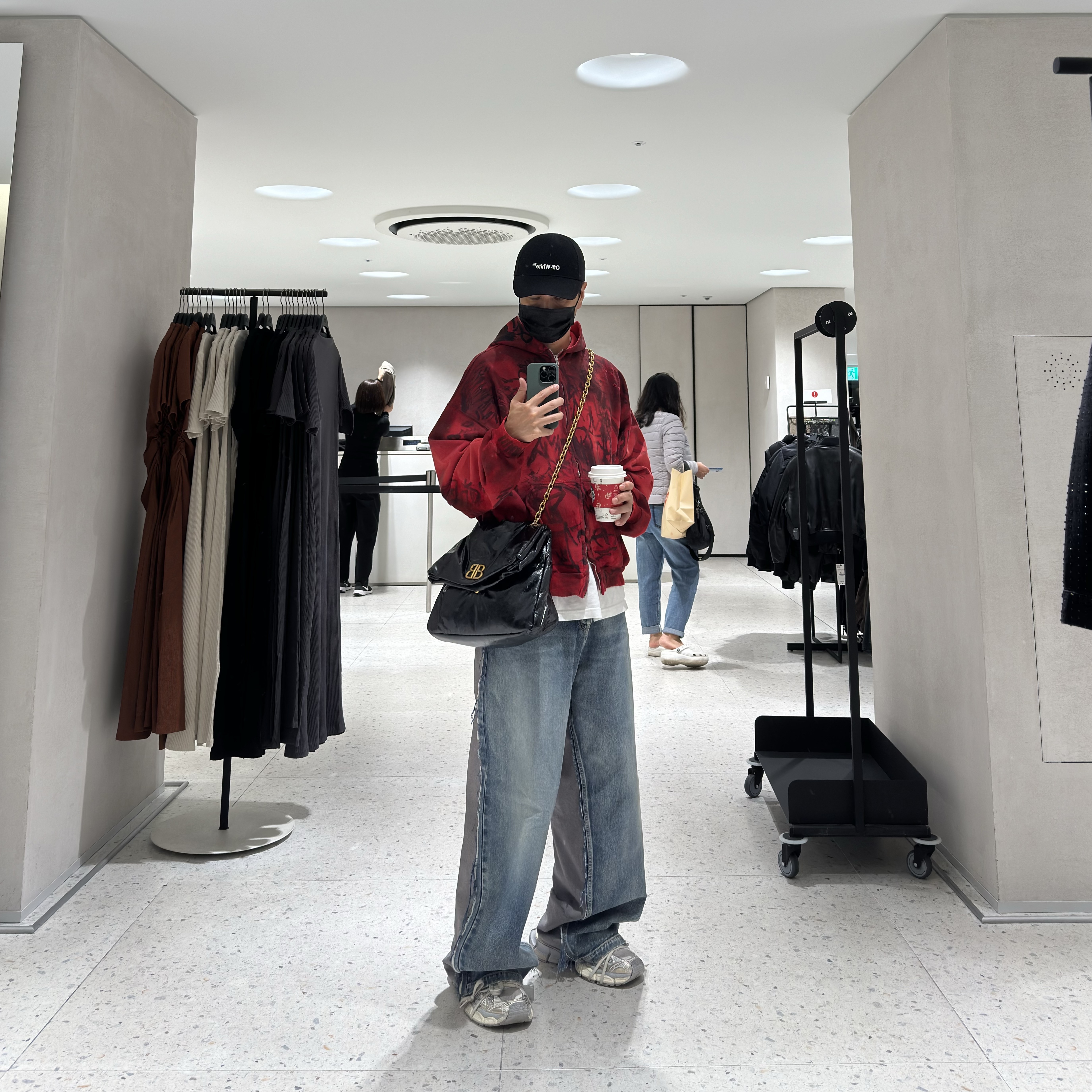 Balenciaga Skater Zip-Up Hoodie Medium Fit Red, Balenciaga 3XL Sneakers Light Beige 착용 스타일 - 1