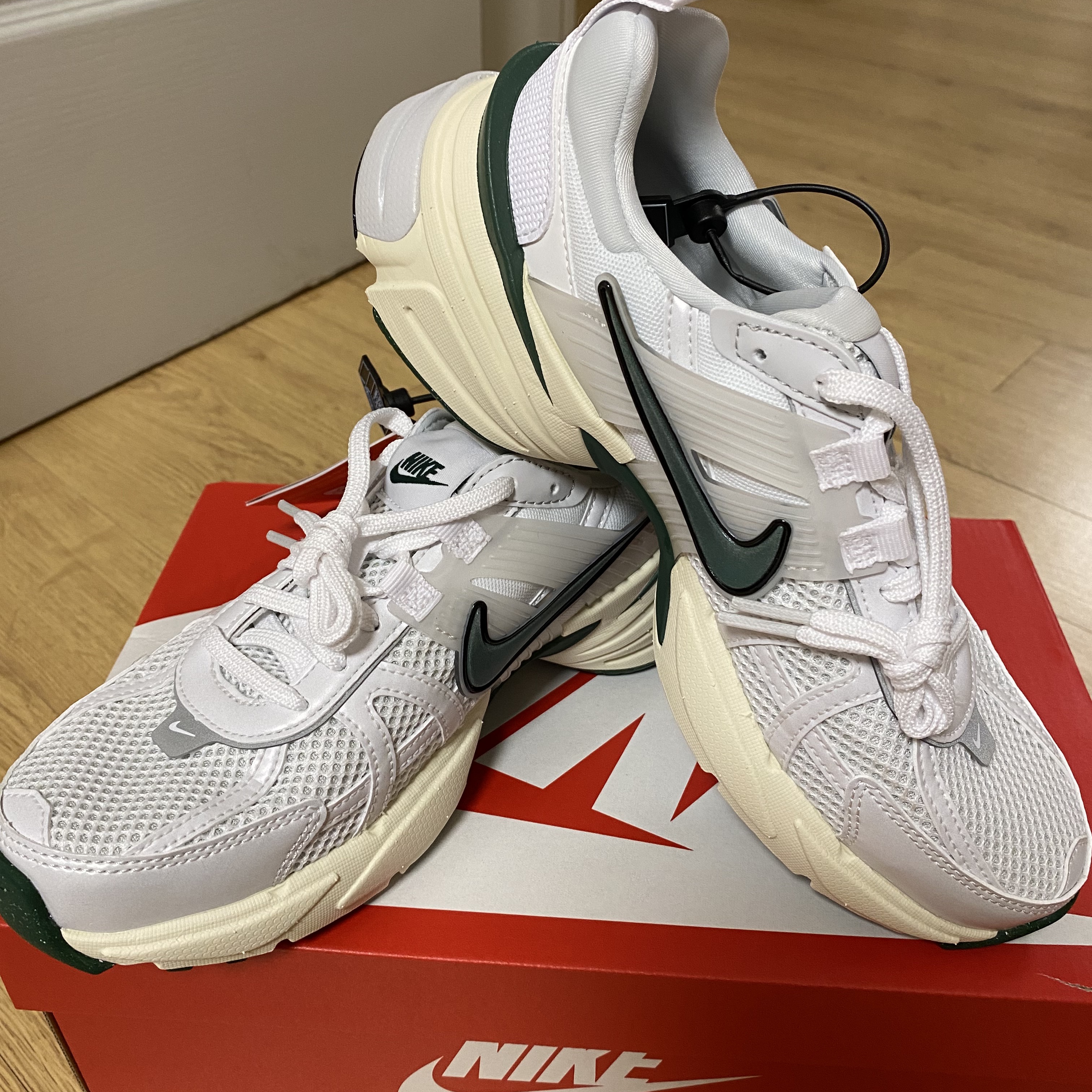 Nike V2K Run White Fir 착용 스타일
