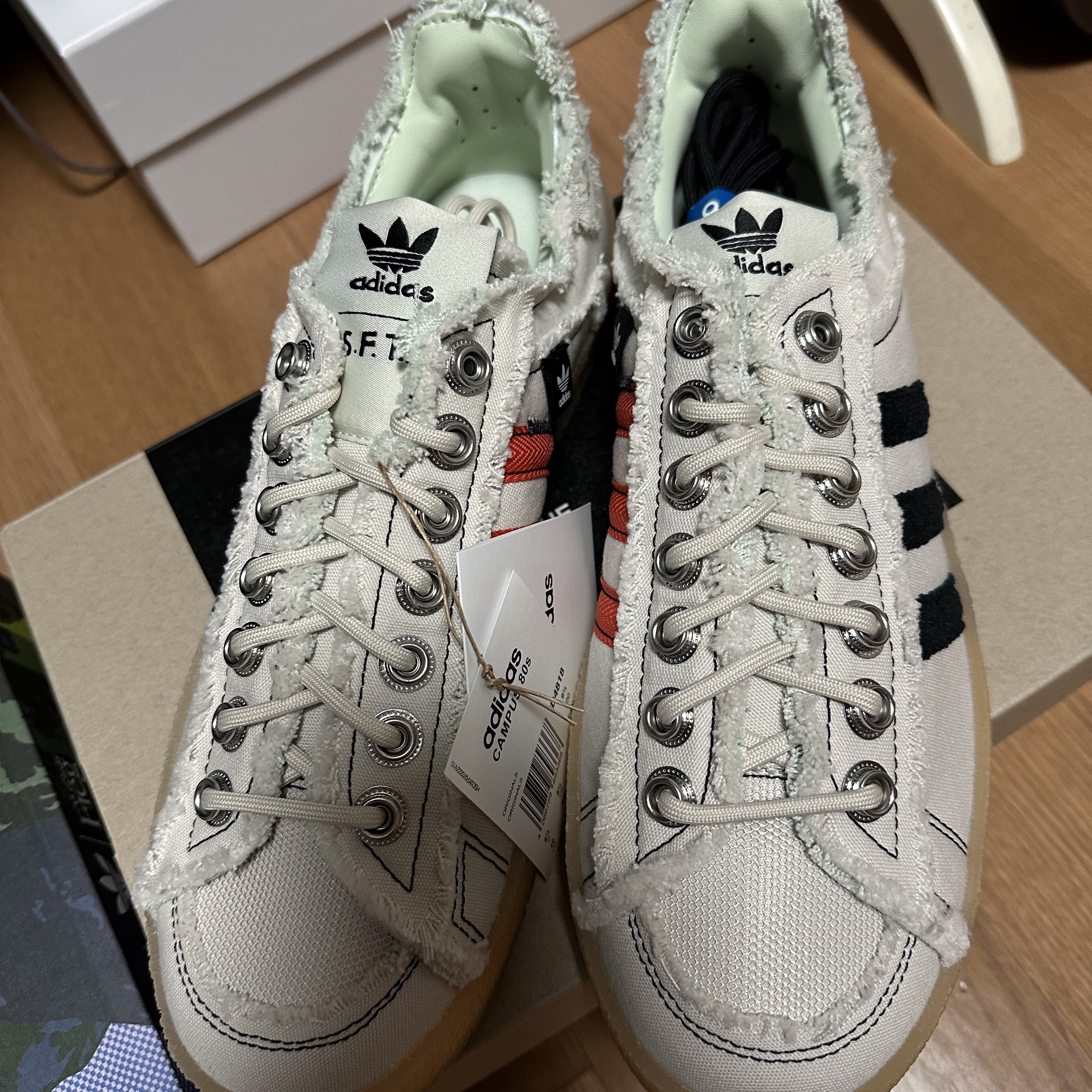 Adidas x Song for the Mute Campus 80s Bliss Core Black, Adidas x Clarks x Ronnie Fieg 8th Street Samba Chalk White Green 착용 스타일 - 3