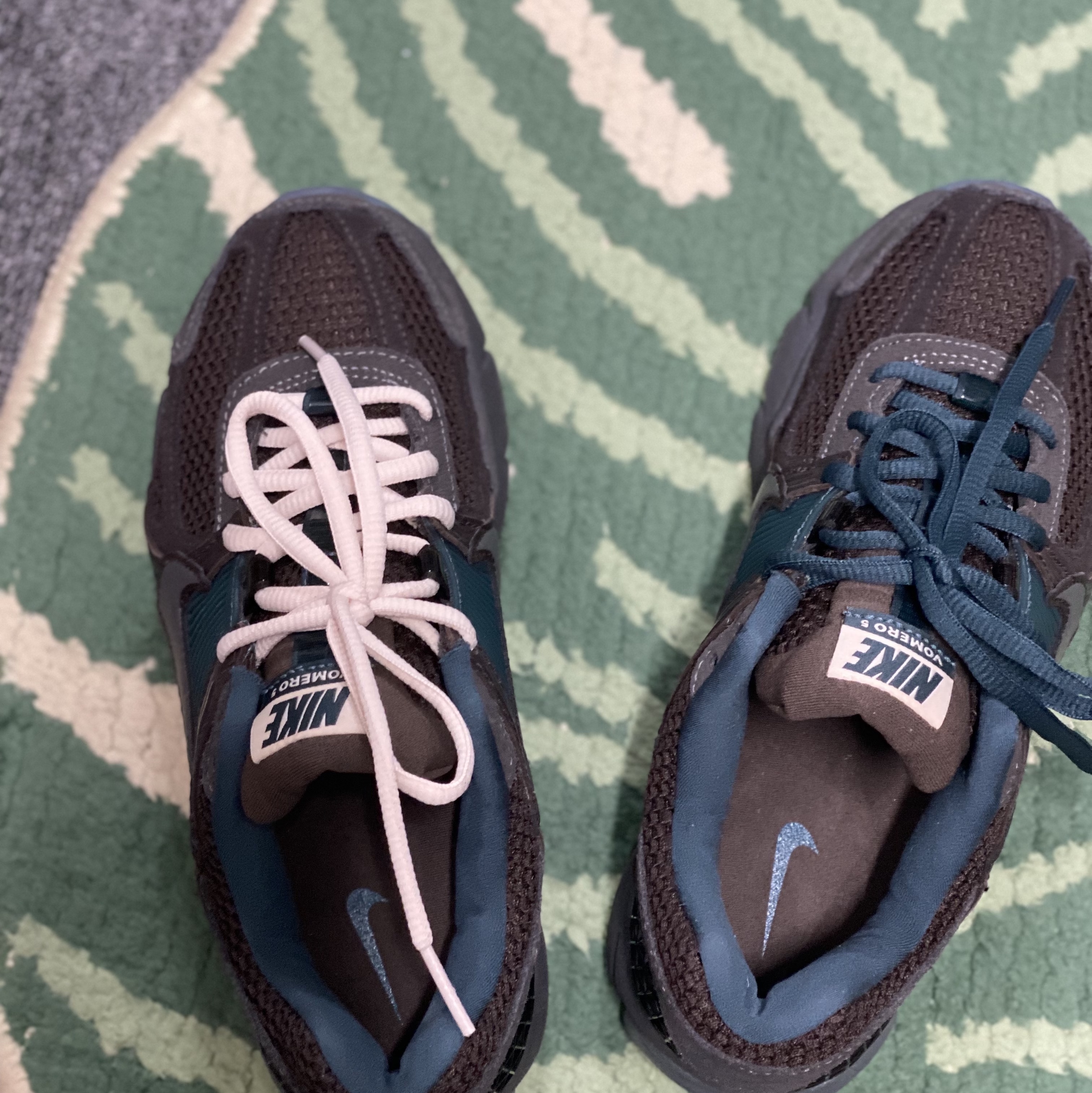 Nike Zoom Vomero 5 Velvet Brown and Medium Ash 착용 스타일 - 3