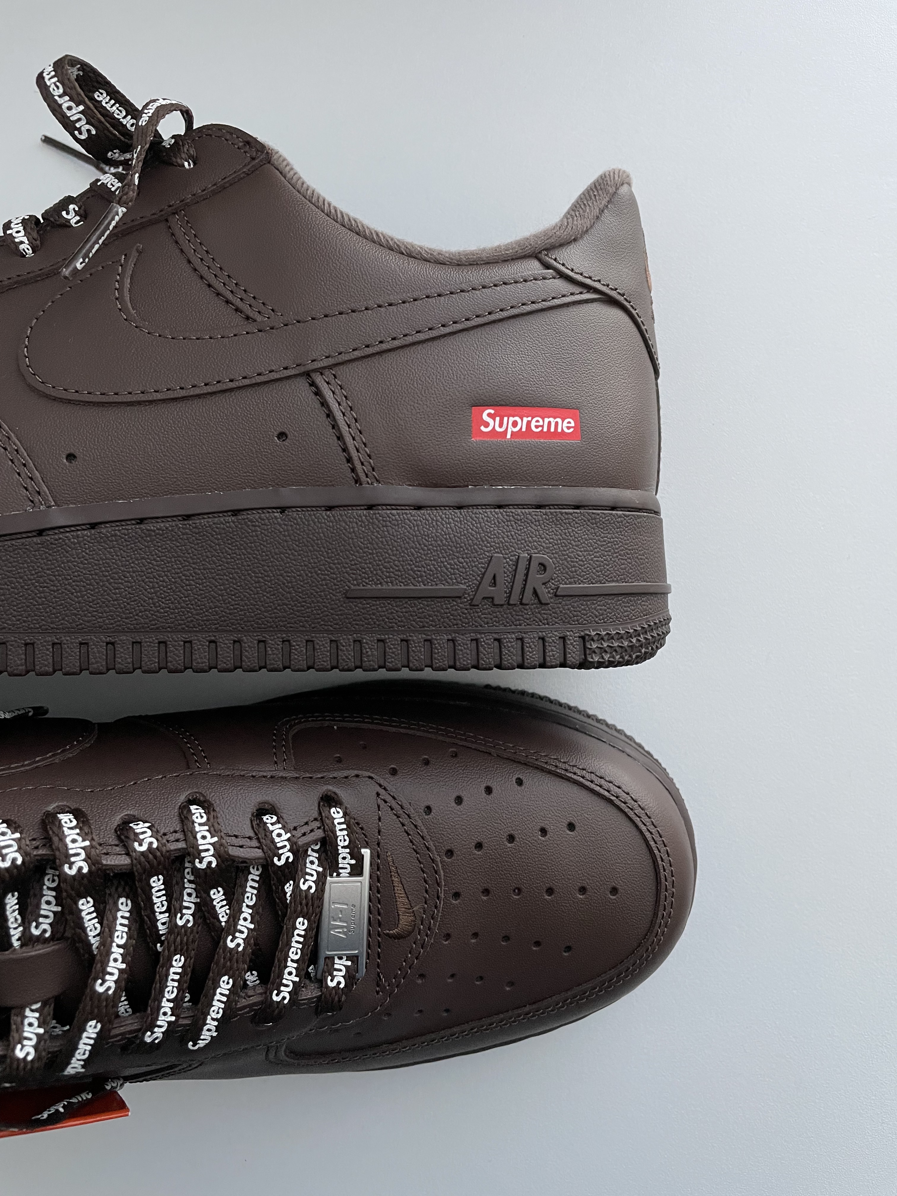 Nike x Supreme Air Force 1 Low Baroque Brown 착용 스타일 - 1
