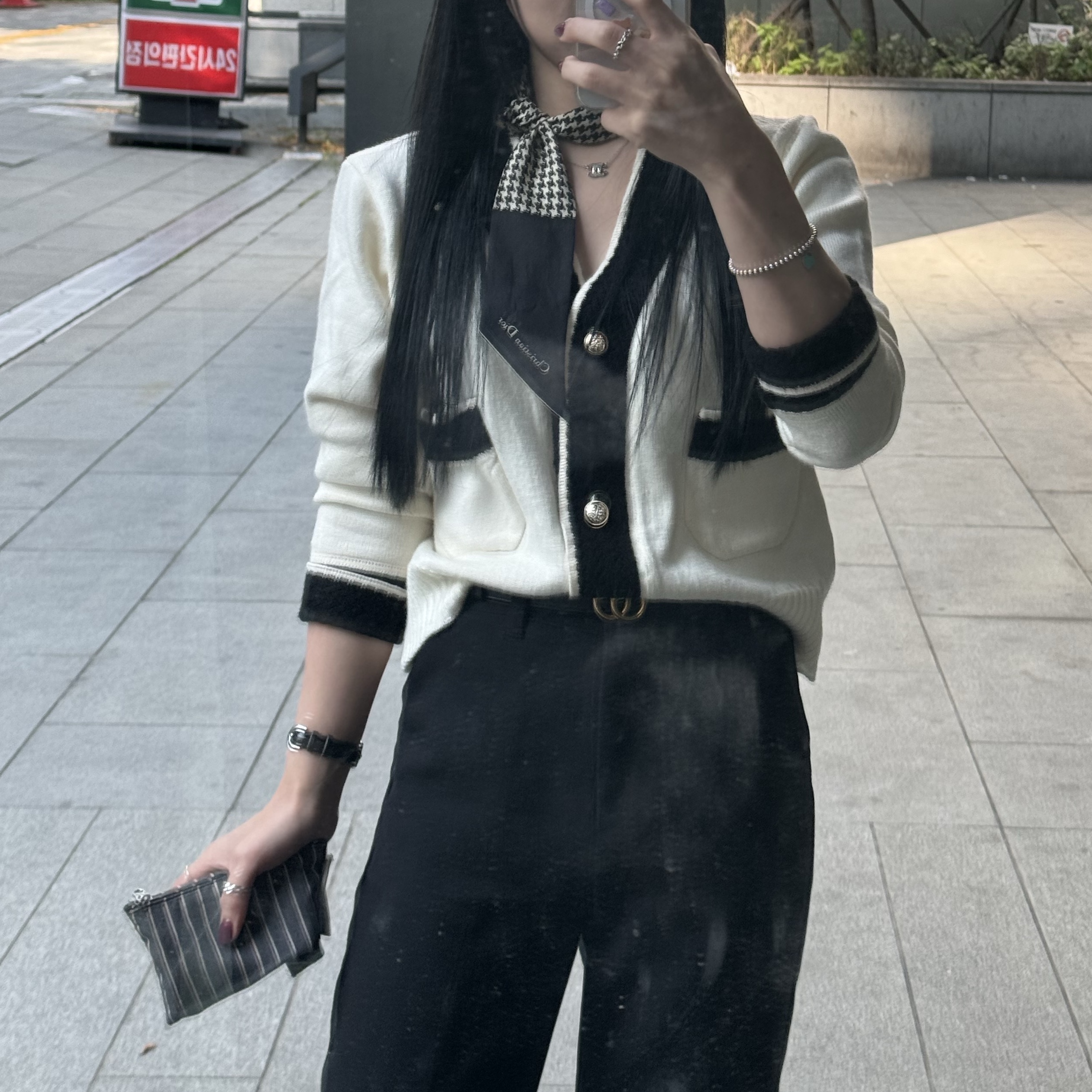 (W) Dior 30 Montaigne Mitzah Scarf Silk Twill Black White, Gucci Reversible Thin Belt with Double G Buckle Black Brown 착용 스타일 - 1