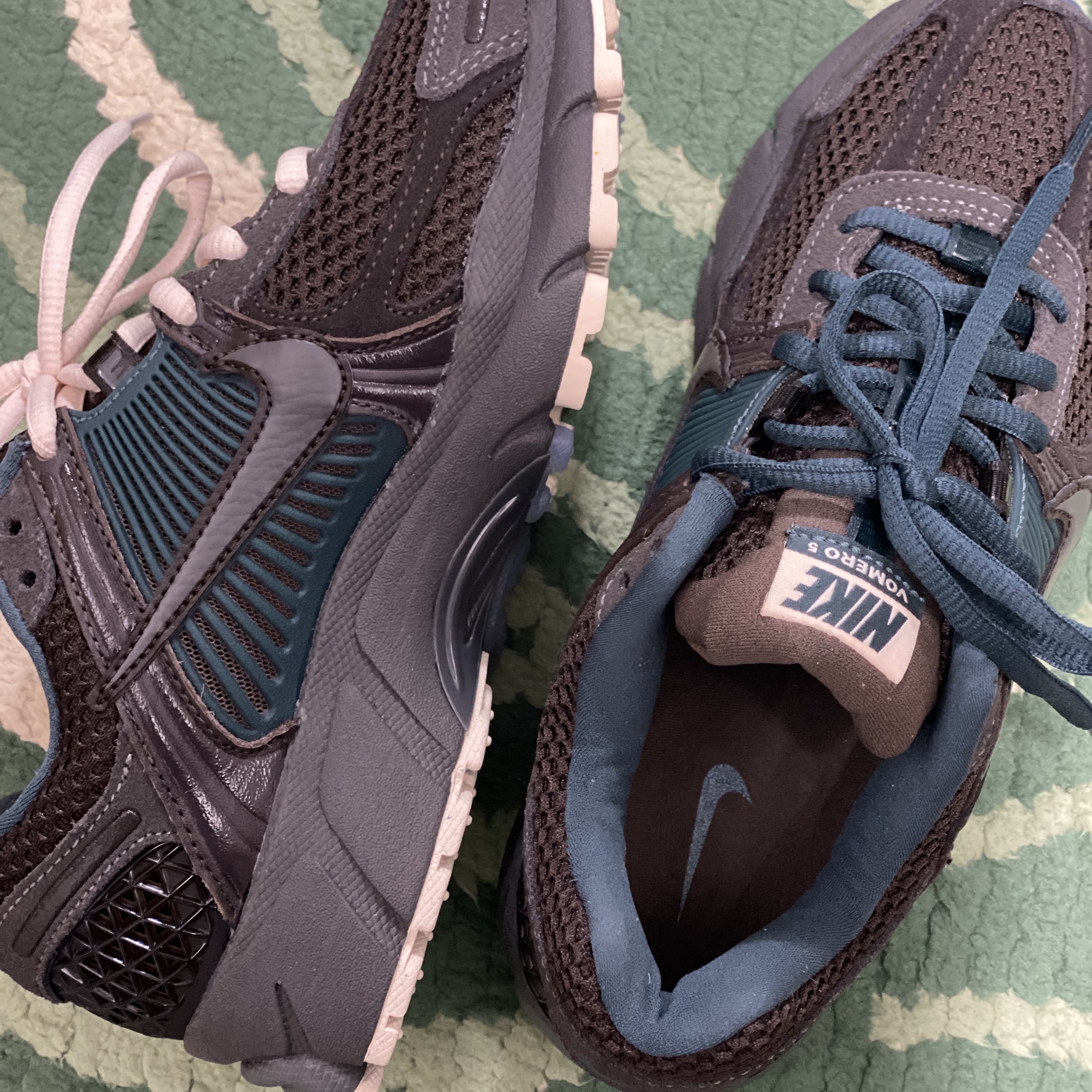 Nike Zoom Vomero 5 Velvet Brown and Medium Ash 착용 스타일 - 2