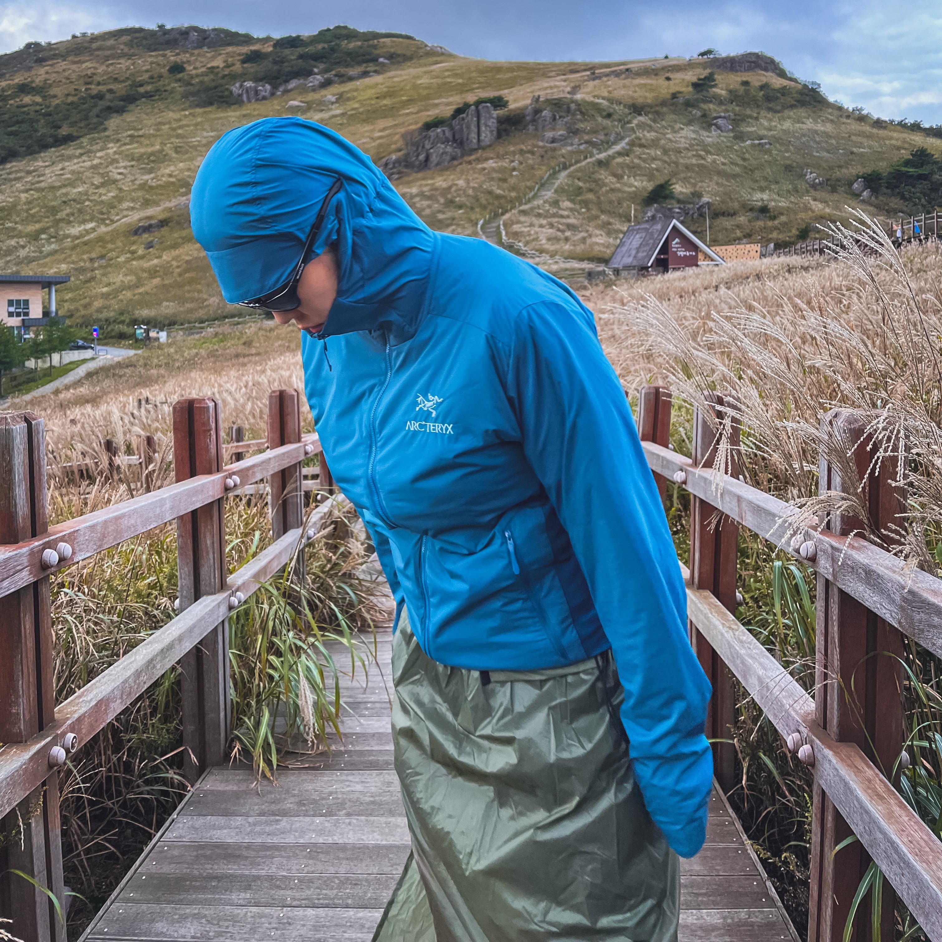 Arc'teryx Atom SL Hoody Serene, Salomon XT-6 Gore-Tex Utility Marmalade 착용 스타일 - 2