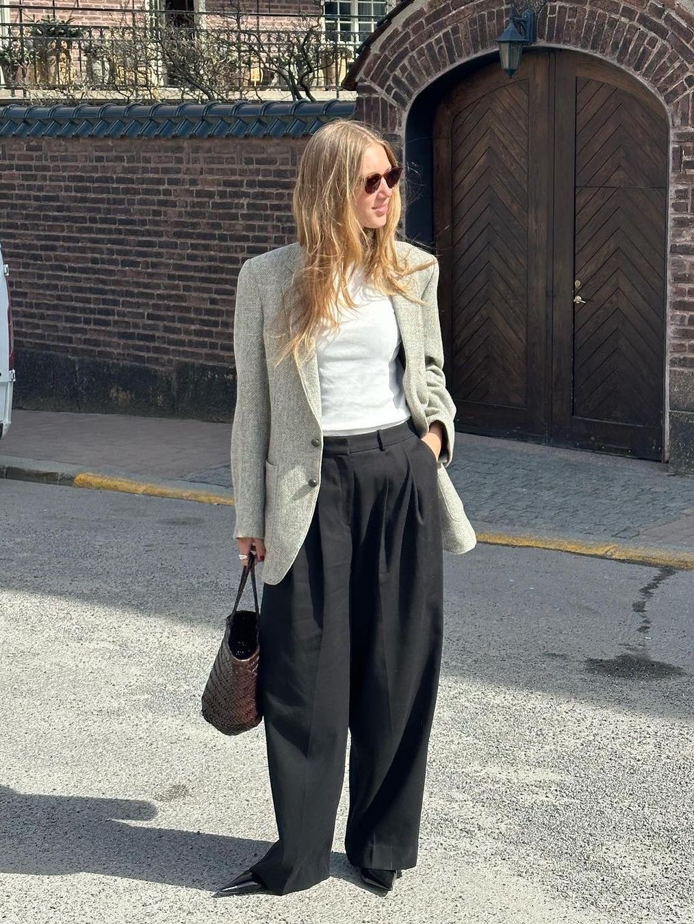 Haveless Women Front Point Trousers Black, (W) Burberry Mohair Wool Tailored Trousers Black 착용 스타일 - 7