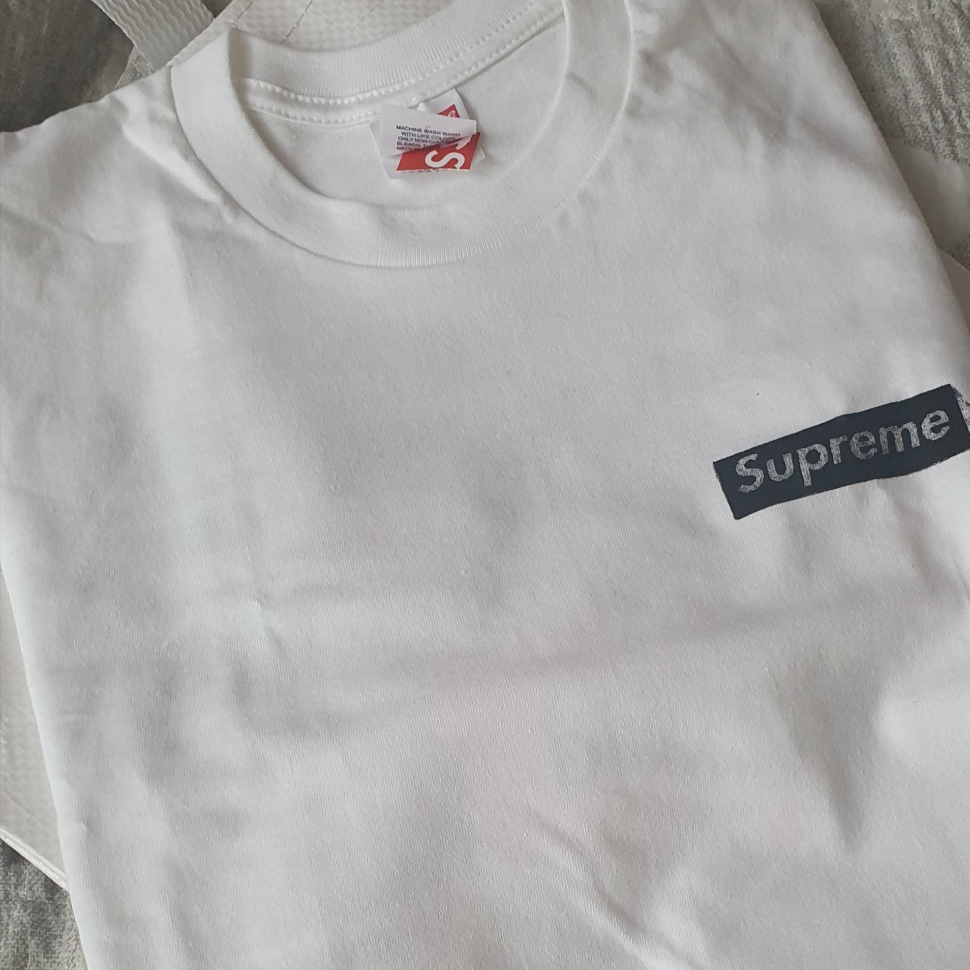 Supreme Static T-Shirt Ash Grey - 23FW, Supreme Static T-Shirt White - 23FW 착용 스타일 - 2