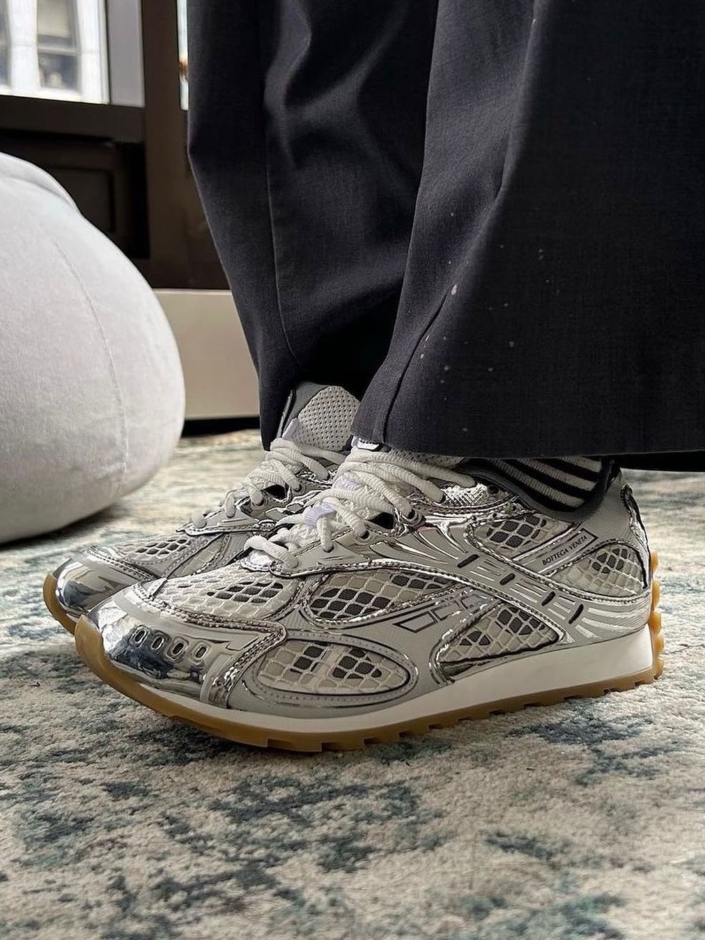 Bottega Veneta Orbit Sneaker Silver Parakeet, (W) Bottega Veneta Orbit Sneaker Silver White 착용 스타일 - 4