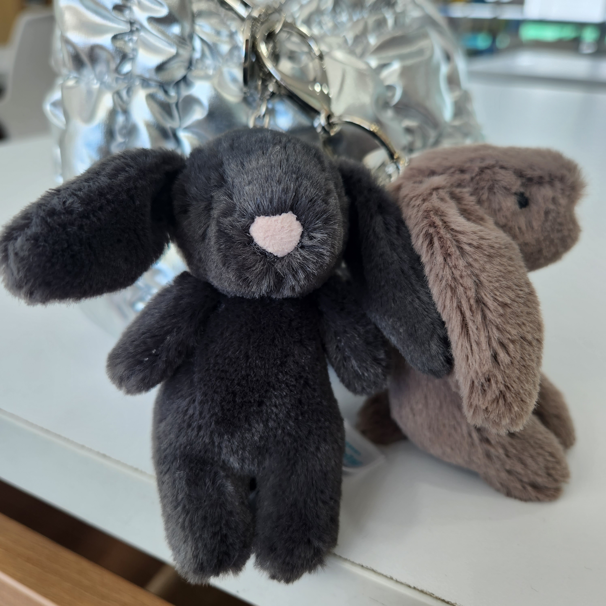 Jellycat Bashful Bunny Bag Charm Ink 착용 스타일