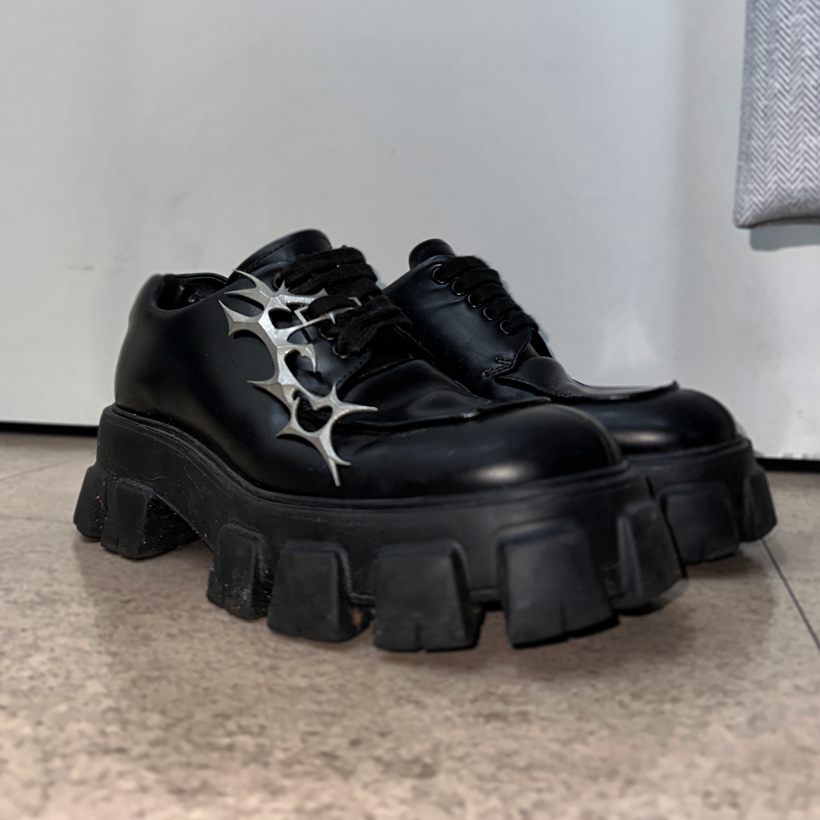 Test Artifact TASH Dubre 001 Steel, Prada Monolith Nuanced Brushed Leather Lace-Up Shoes Black Silver 착용 스타일 - 4