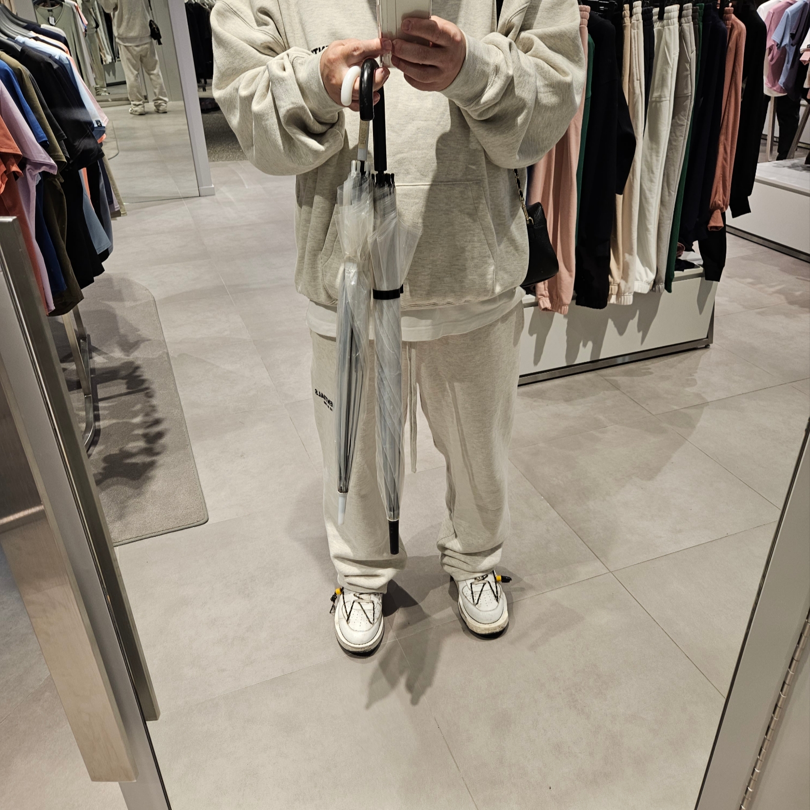 Essentials The Core Collection Relaxed Sweatpants Light Oatmeal, Essentials The Core Collection Hoodie Light Oatmeal 착용 스타일
