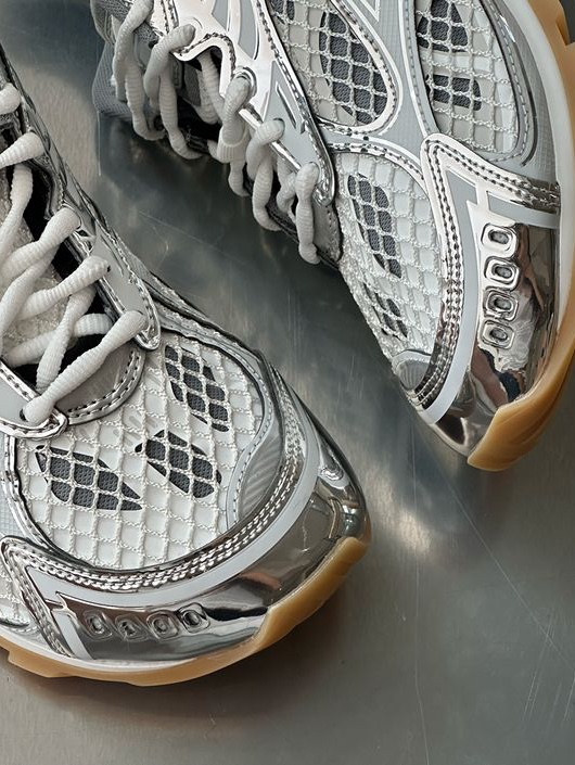 Bottega Veneta Orbit Sneaker Silver Parakeet, (W) Bottega Veneta Orbit Sneaker Silver White 착용 스타일 - 5