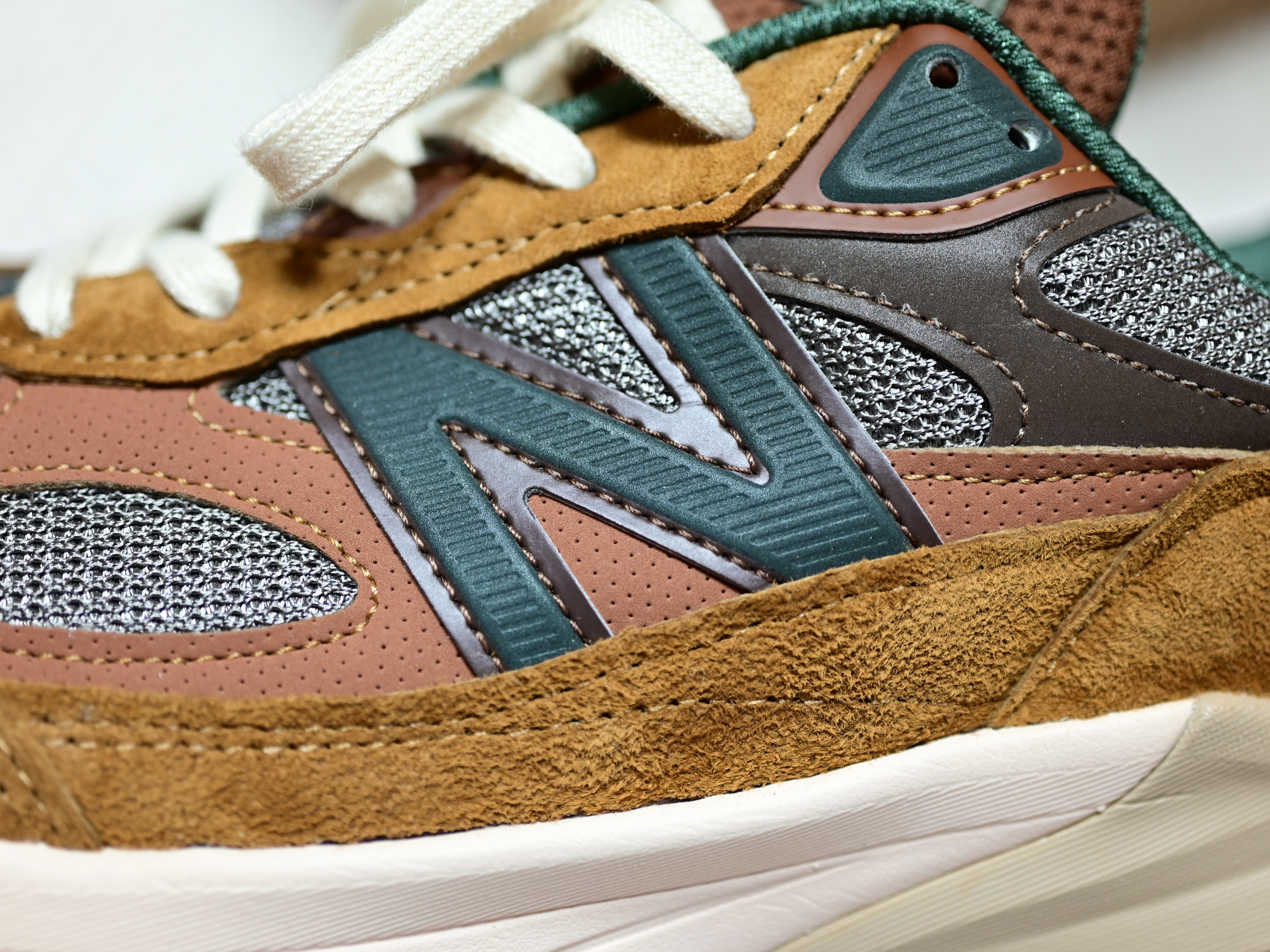 New Balance x Carhartt WIP 990v6 Made in USA Hamilton Brown Military Green 착용 스타일 - 4