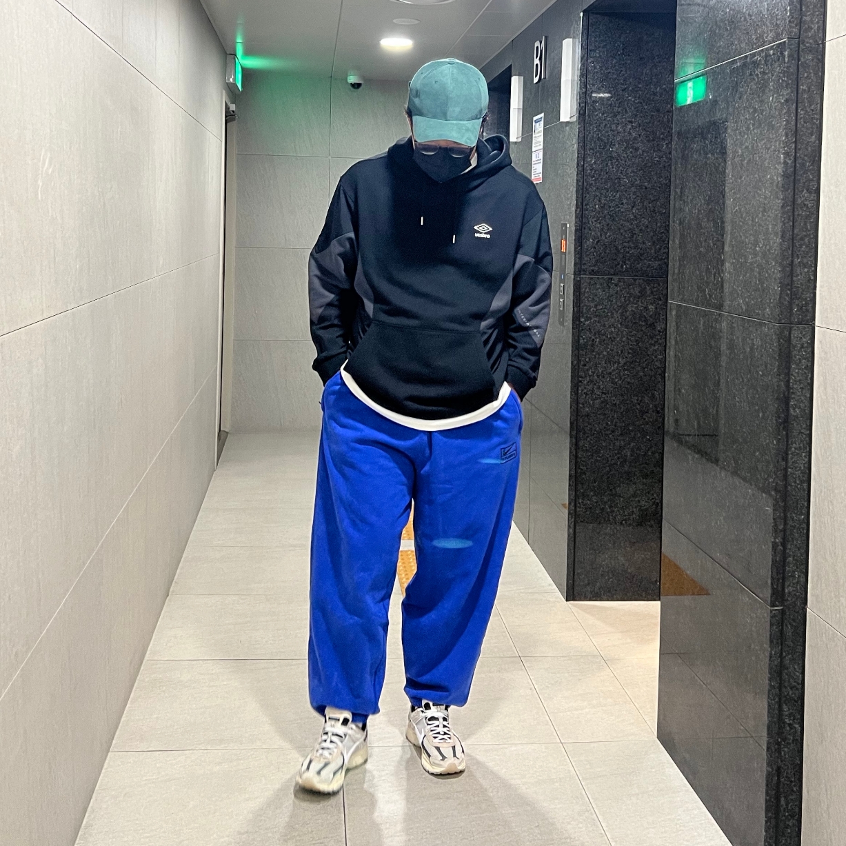 Nike x Stussy NRG Acid Washed Fleece Pants Game Royal (DR4025-480), Nike Zoom Vomero 5 Light Bone and Black 착용 스타일