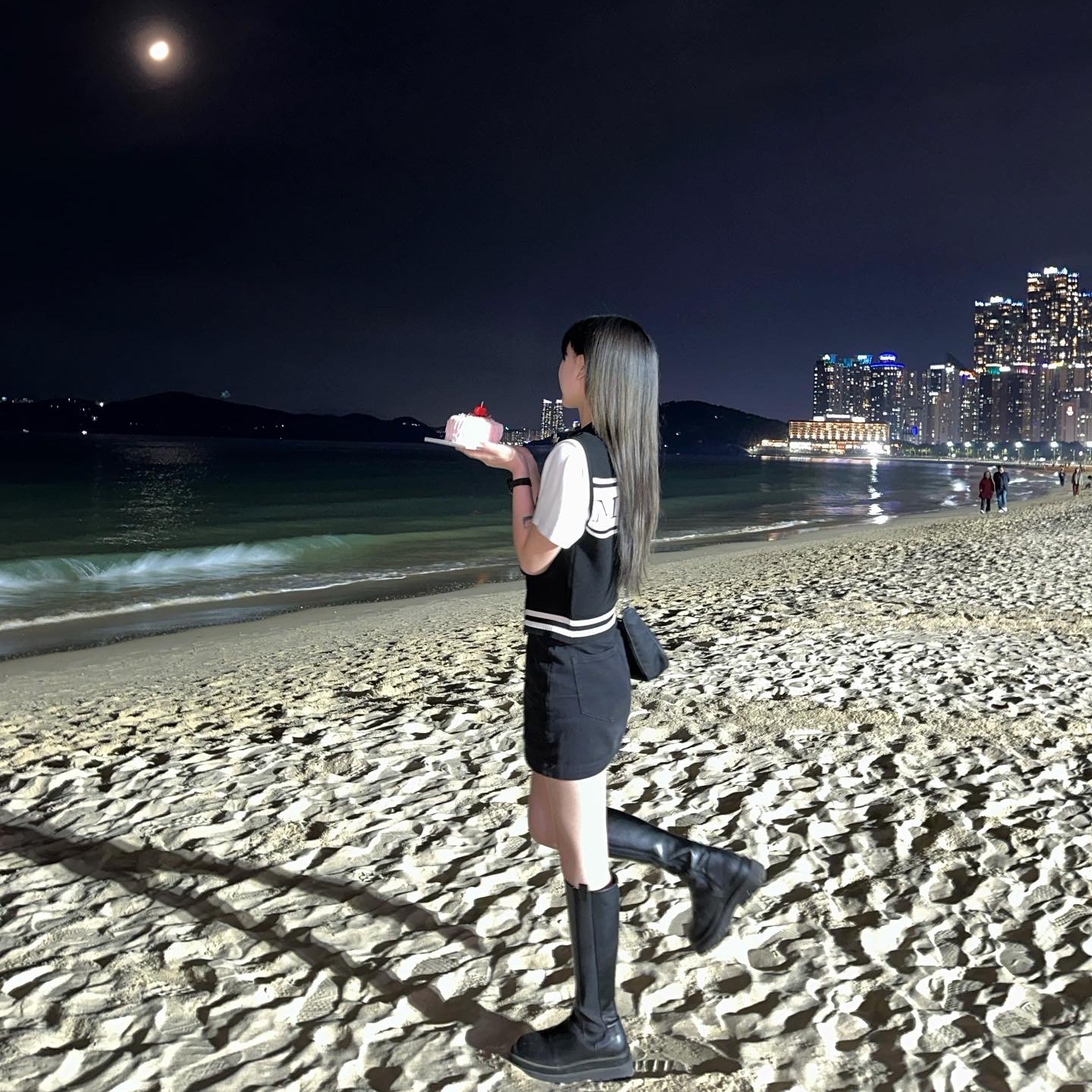 (W) Matin Kim Spell Point Stripe Knit Vest Black, Prada Re-Edition 2005 Re-Nylon Shoulder Bag Black 착용 스타일 - 3