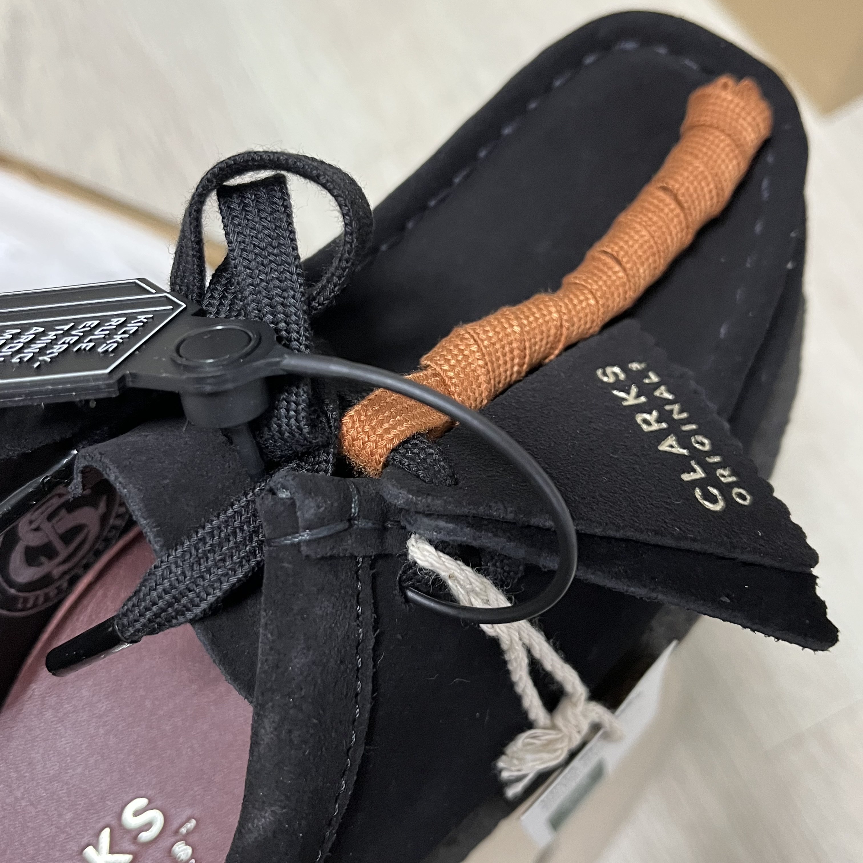 (W) Clarks Wallabee Black Suede 착용 스타일 - 2