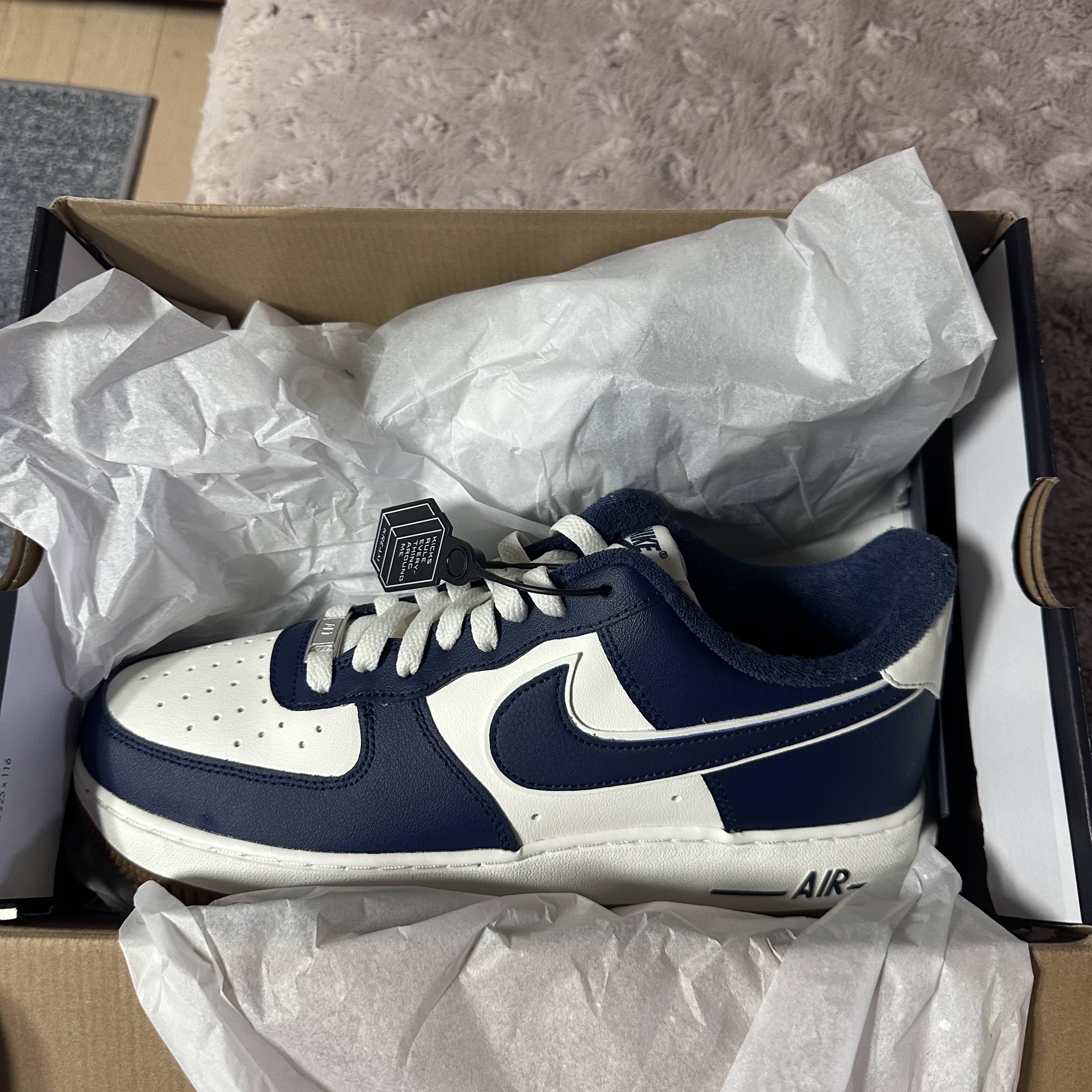 Nike Air Force 1 '07 LV8 Midnight Navy 착용 스타일 - 1