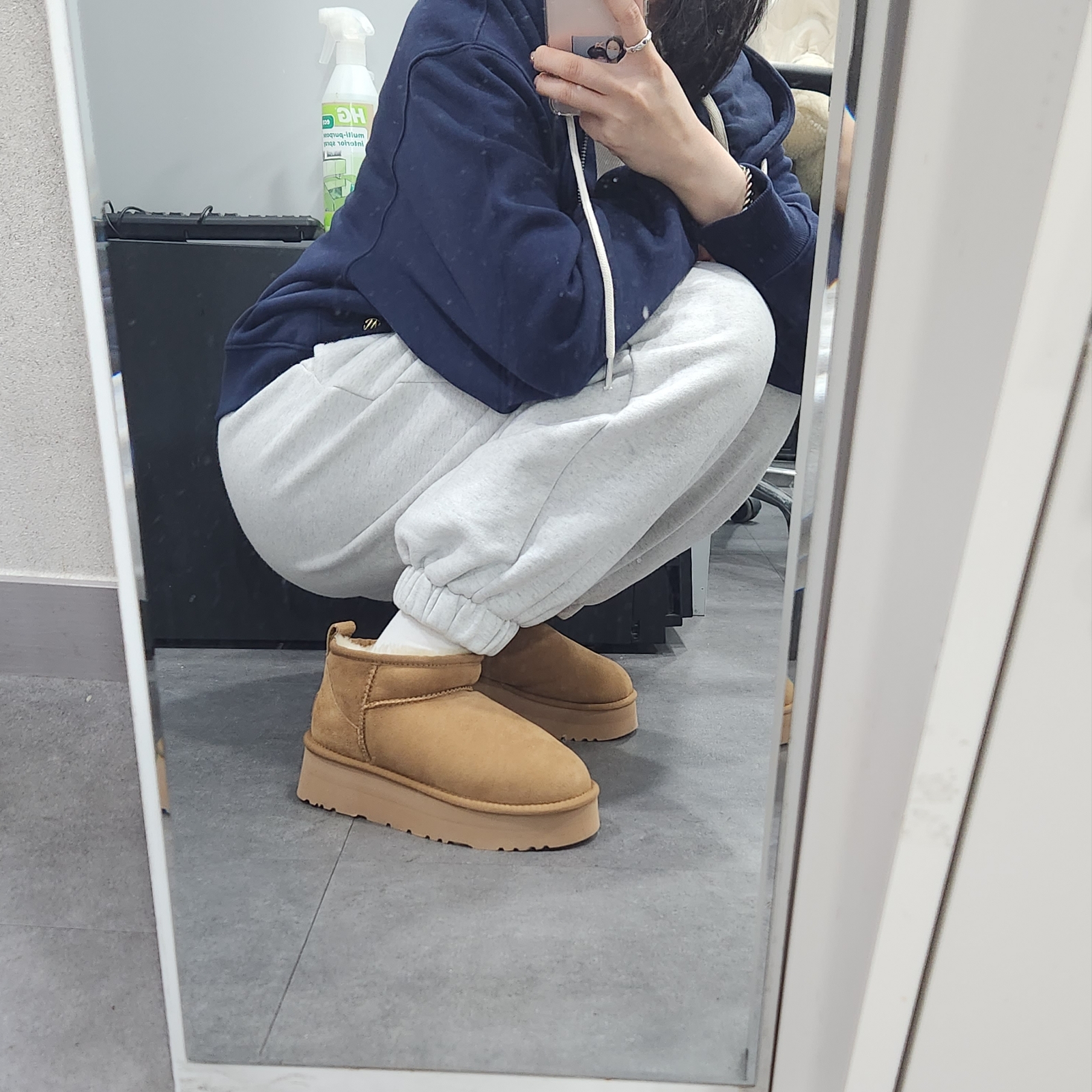 (W) UGG Classic Ultra Mini Platform Boots Chestnut 착용 스타일 - 3