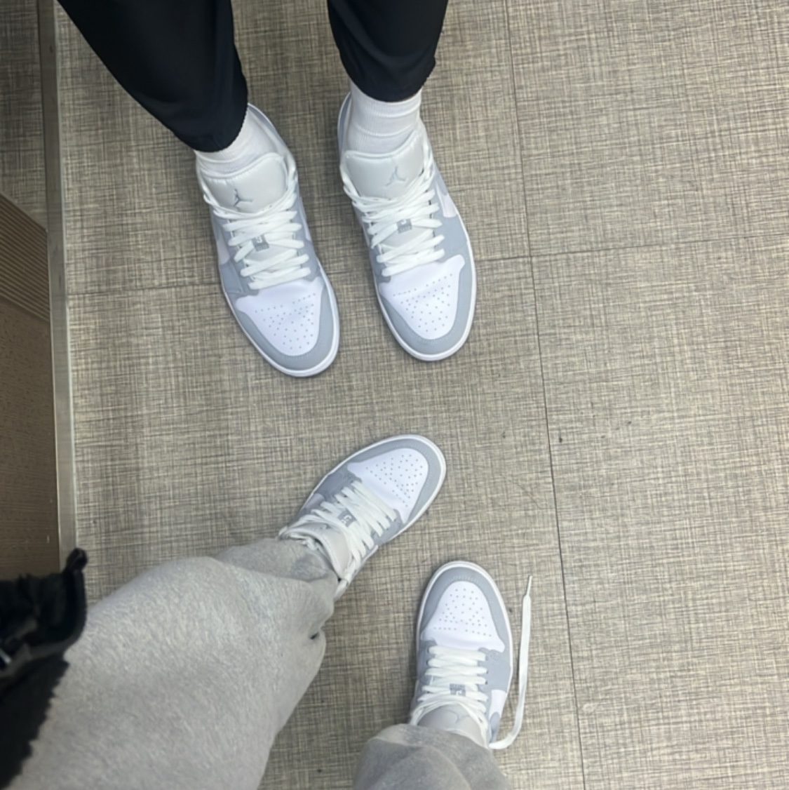 (W) Jordan 1 Low White Wolf Grey 착용 스타일 - 1