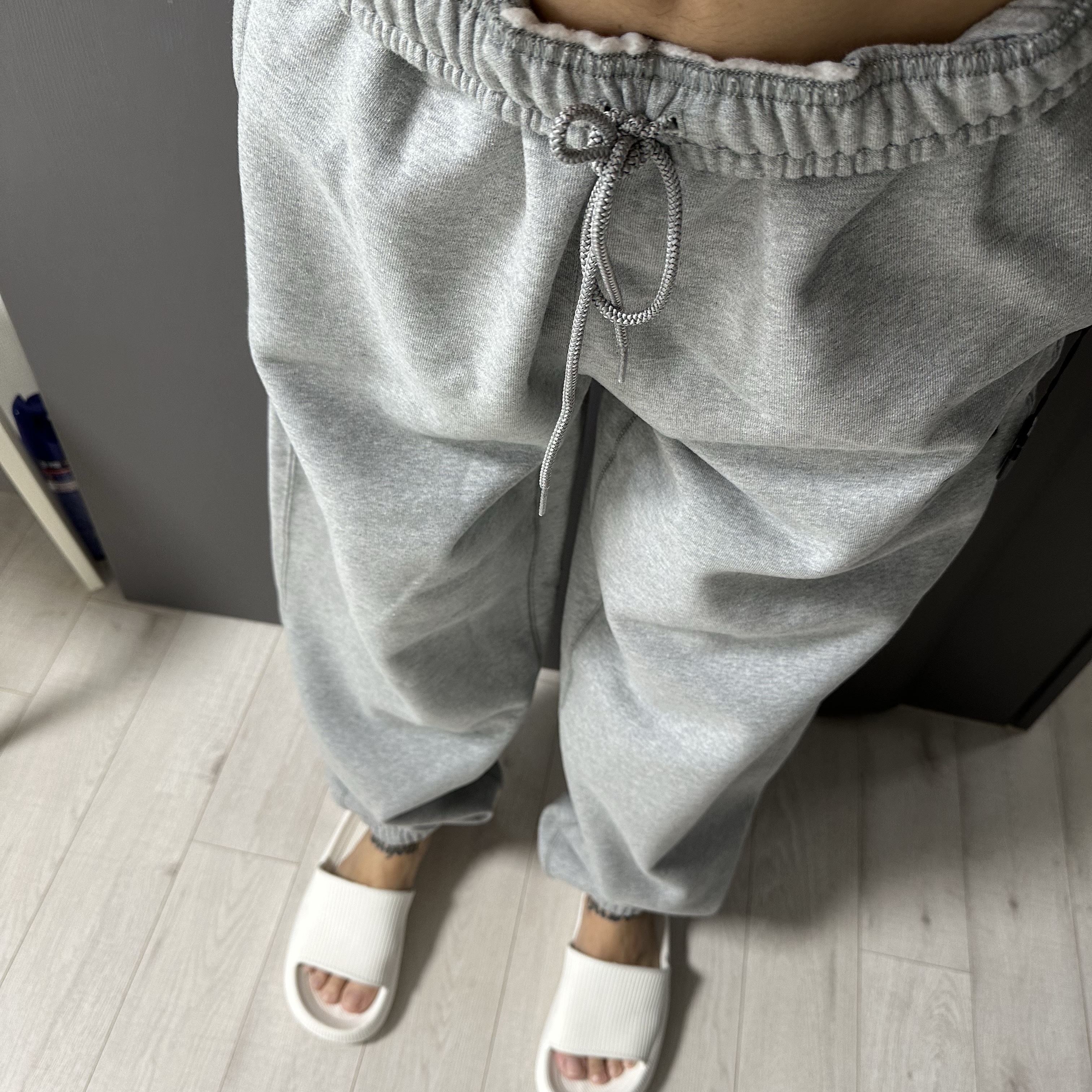 Nike x Stussy NRG Fleece Pants Dark Grey Heather (DO9340-063) 착용 스타일